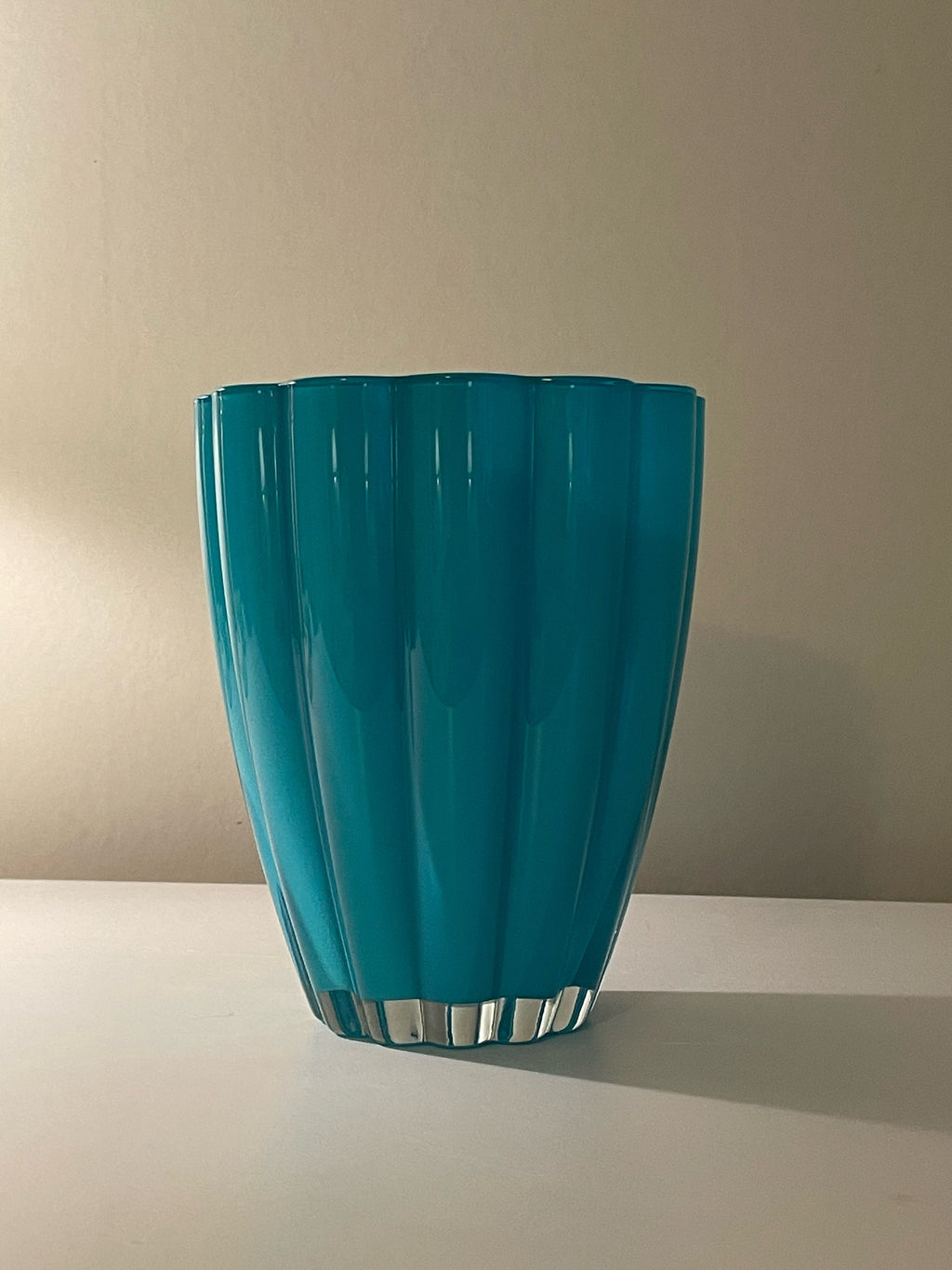 Fin glasskål i en vacker blå färg i fint skick.