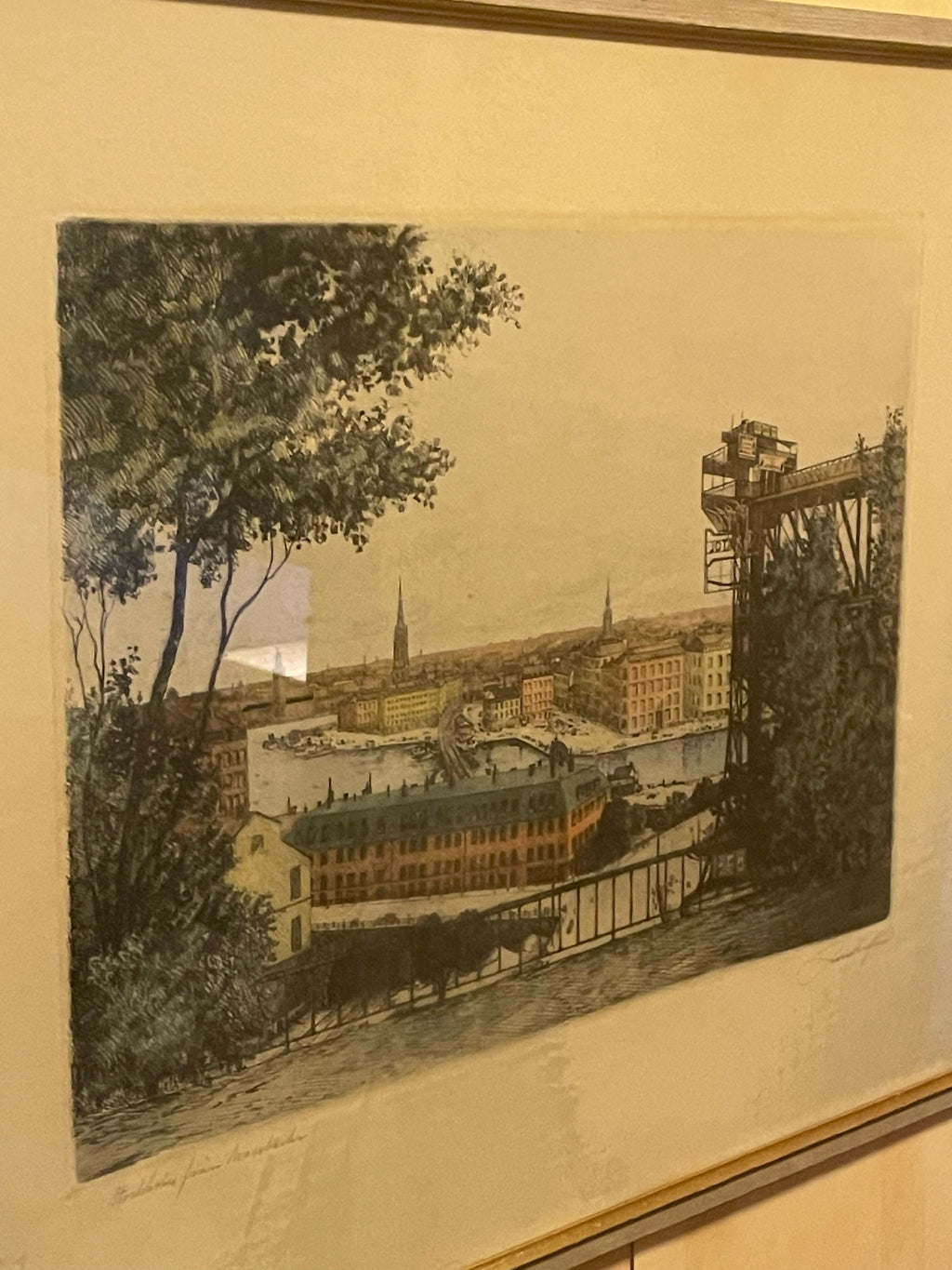 En vacker colorerad etsning utav konstnären Jean Fredrik Theodor Skoglund. Det gamla Stockholm, Mosebacke på söder. Tavlan är signerad.