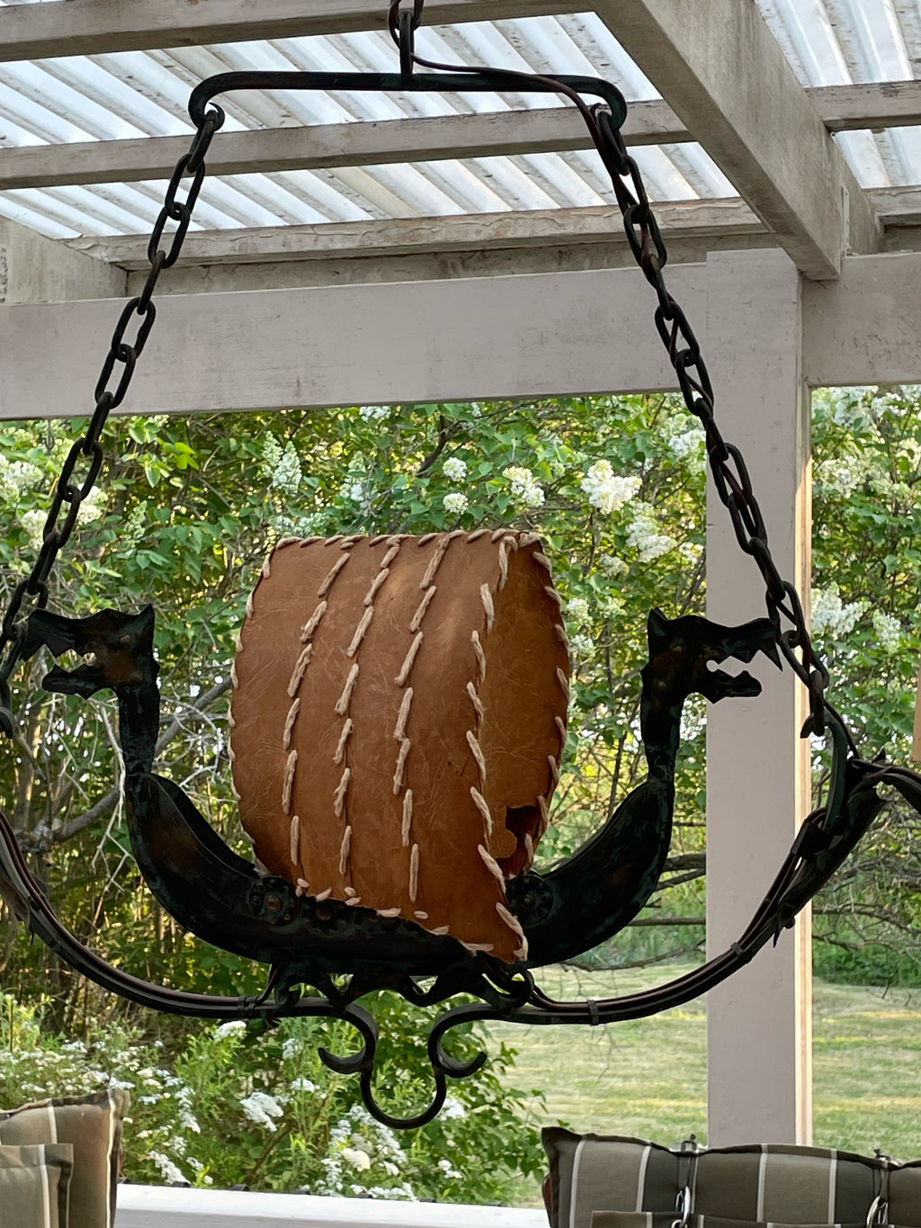 Stor antik taklampa tidigt 1900 tal, i form utav ett drakskepp. En lampa med 4 st ljuspunkter och en diameter på 80 cm.