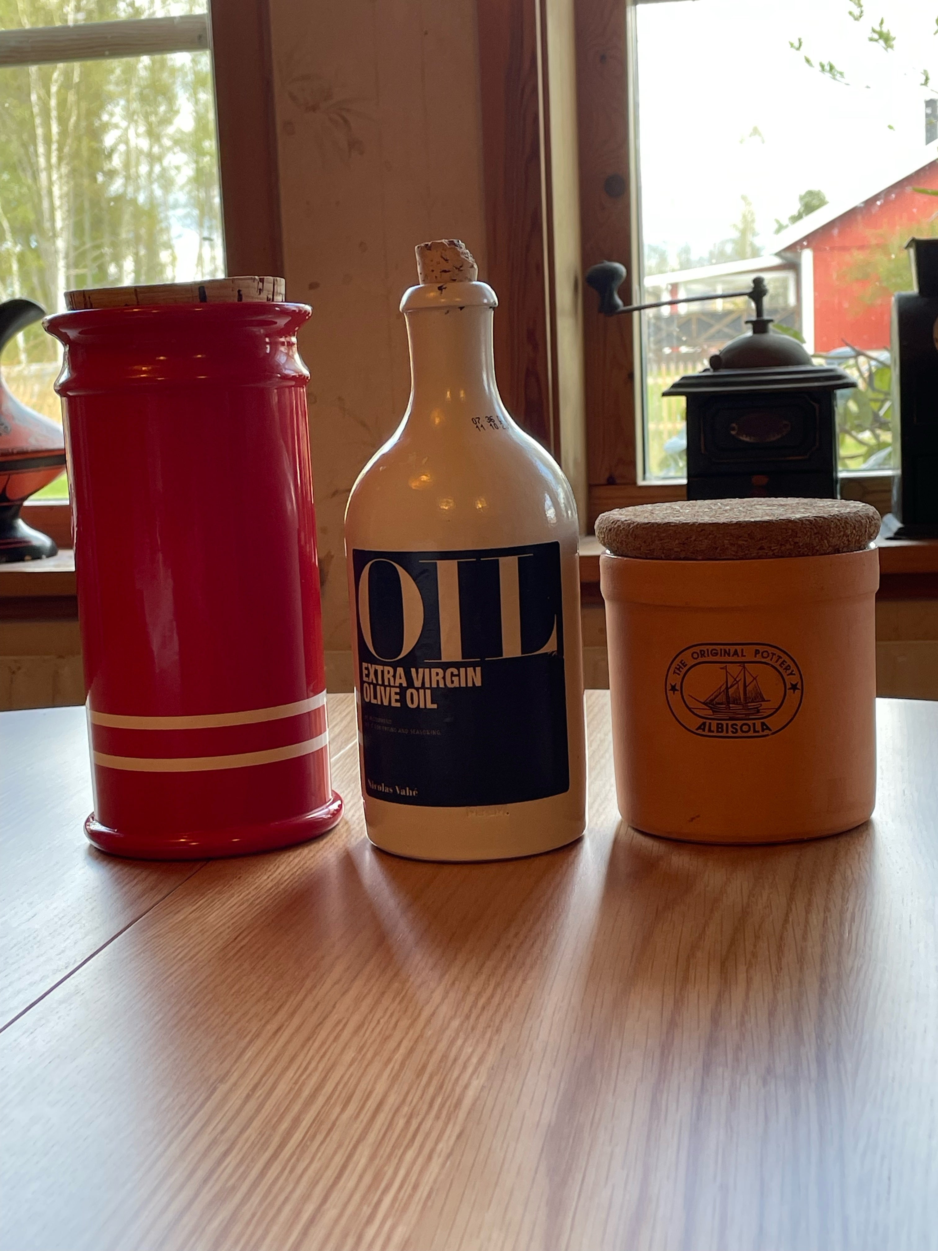 Tre st vintage burkar som gör sig fint i viket kök som helst.