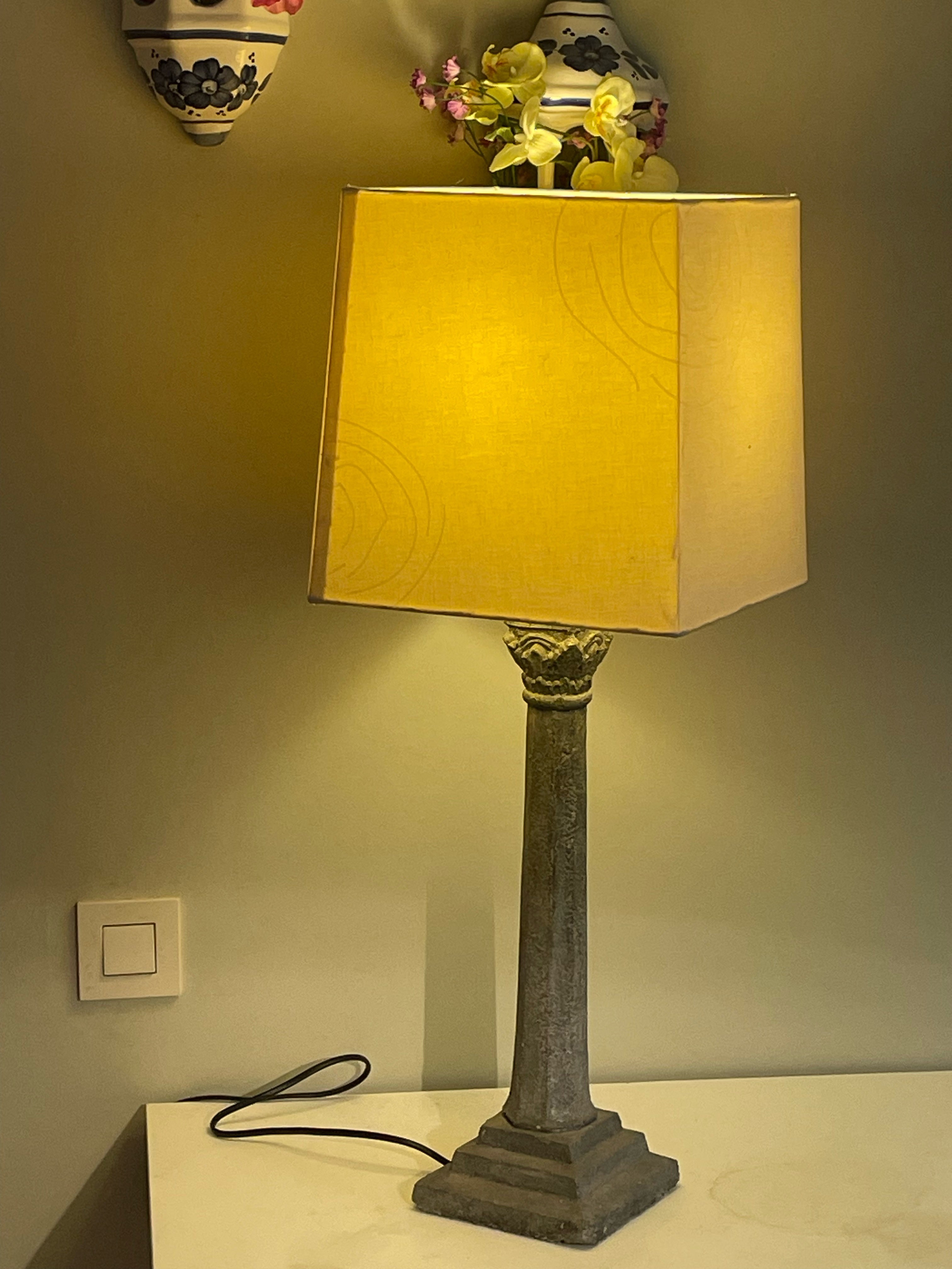Snygg stor retro bordslampa, lampfoten i betong med fin fyrkantig lampskärm i nyskick.