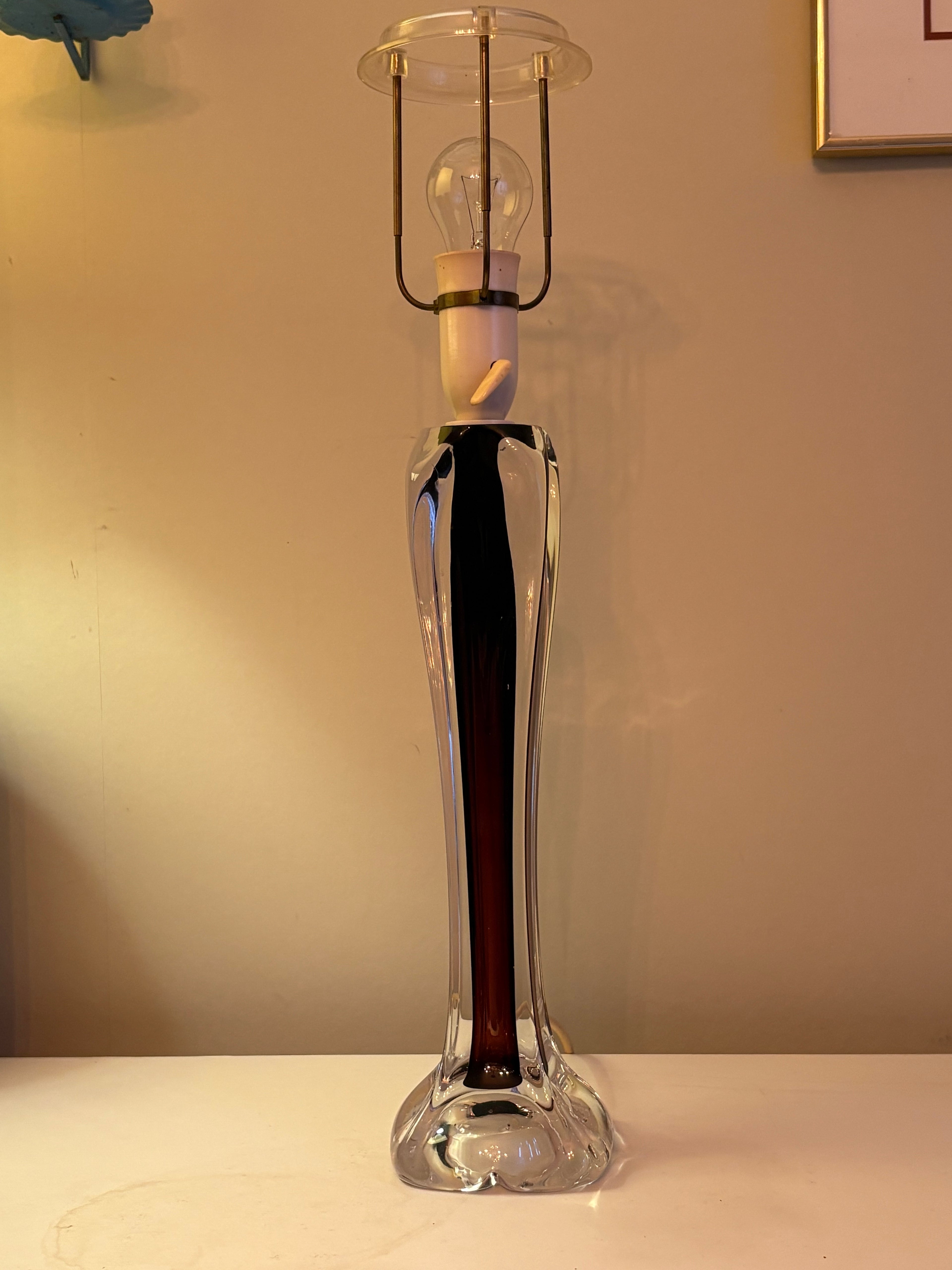 Vacker vintage bordslampa i glas 1950/60 tal, ca 45 cm hög.