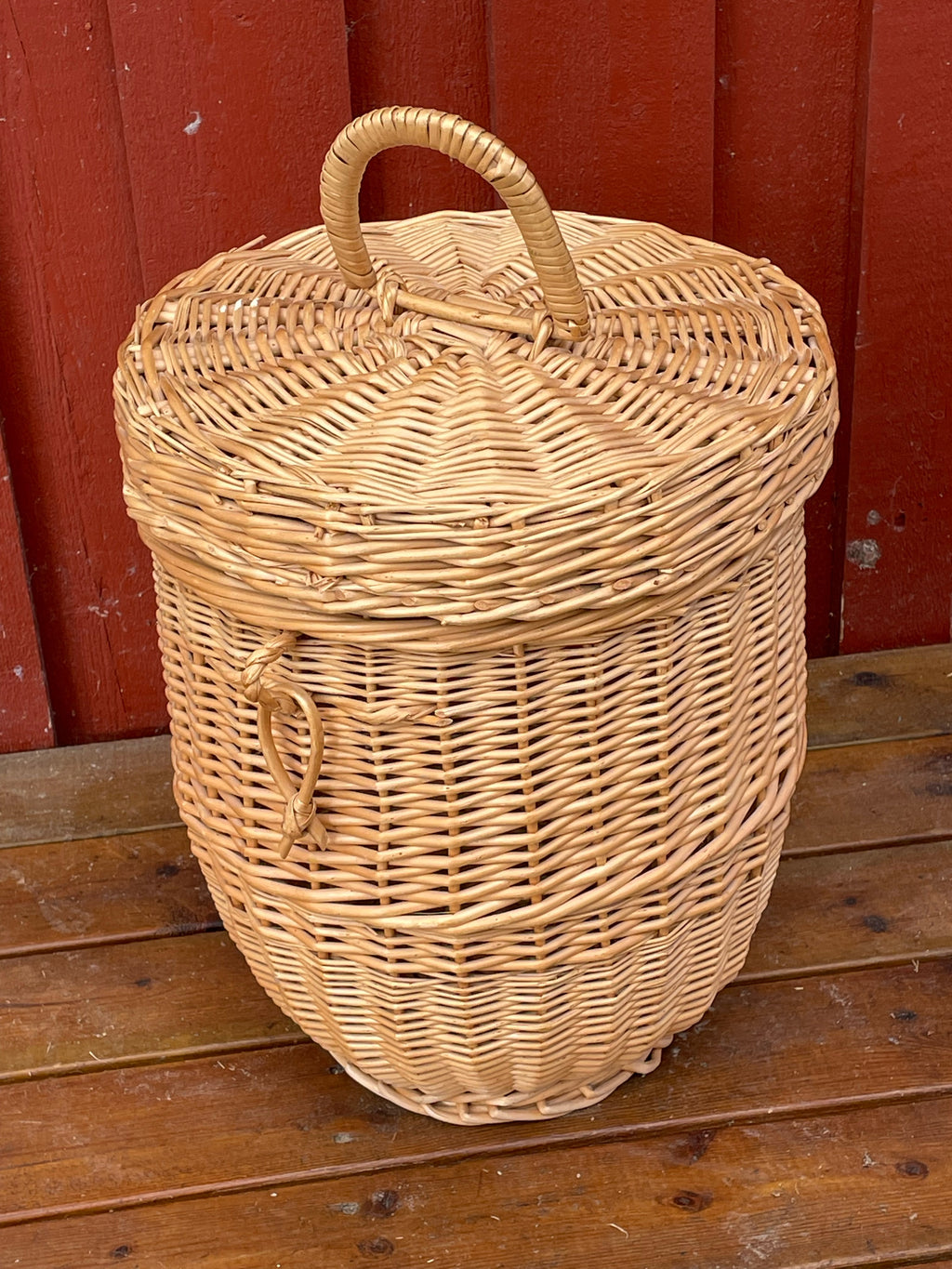 Vacker flätad korg med lock i nyskick ca 50-60 cm hög.