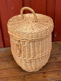 Vacker flätad korg med lock i nyskick ca 50-60 cm hög.