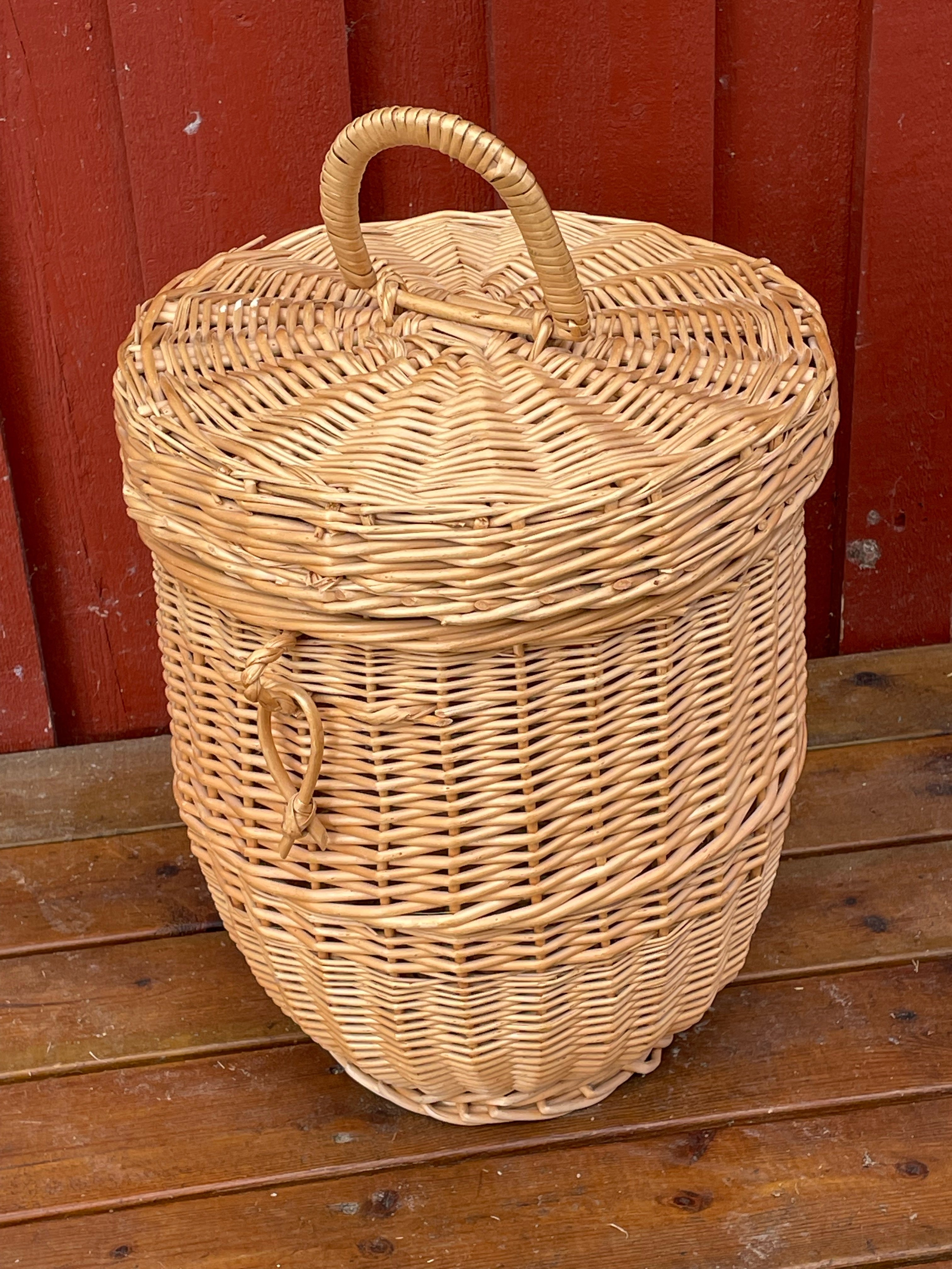 Vacker flätad korg med lock i nyskick ca 50-60 cm hög.