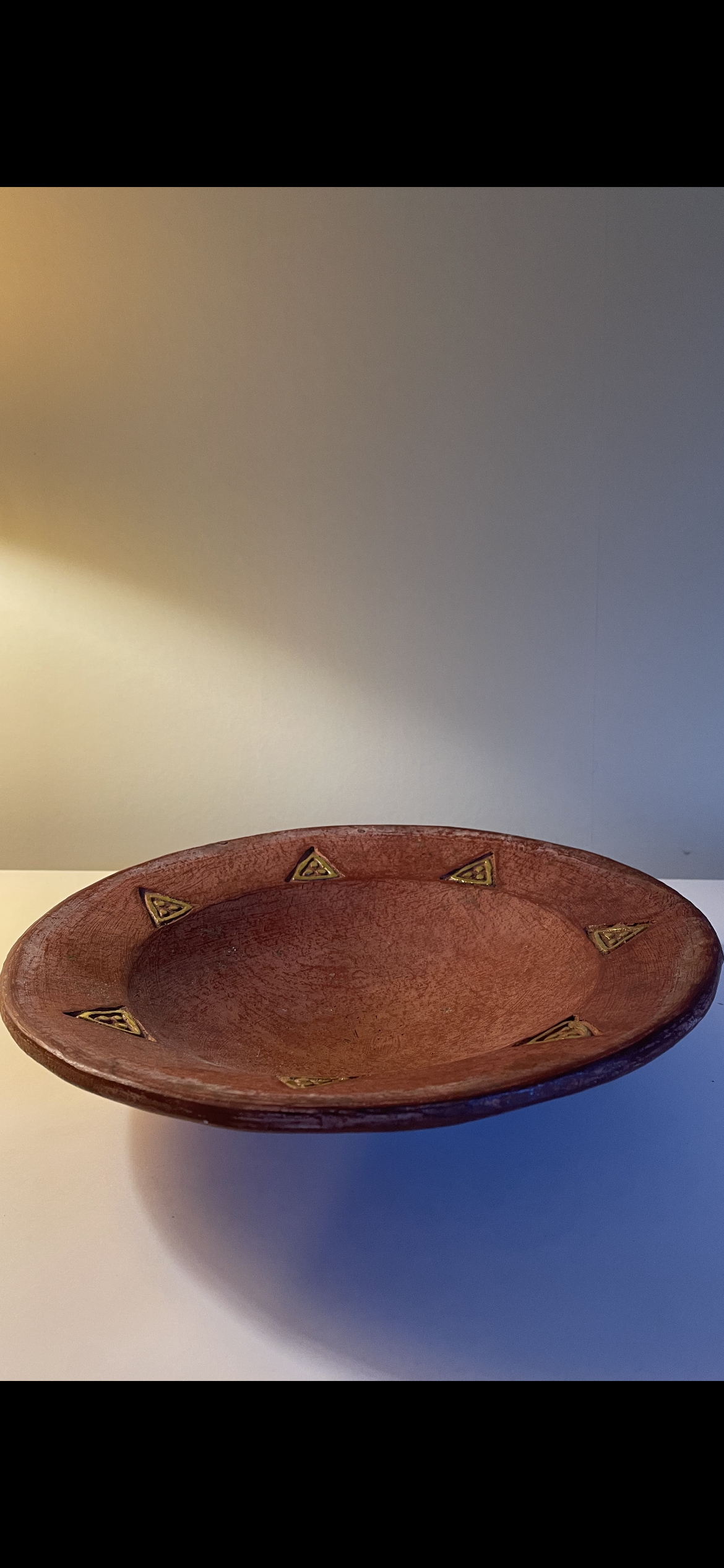 Stort vackert fat i keramik, ca 30 cm i diameter i fint skick.