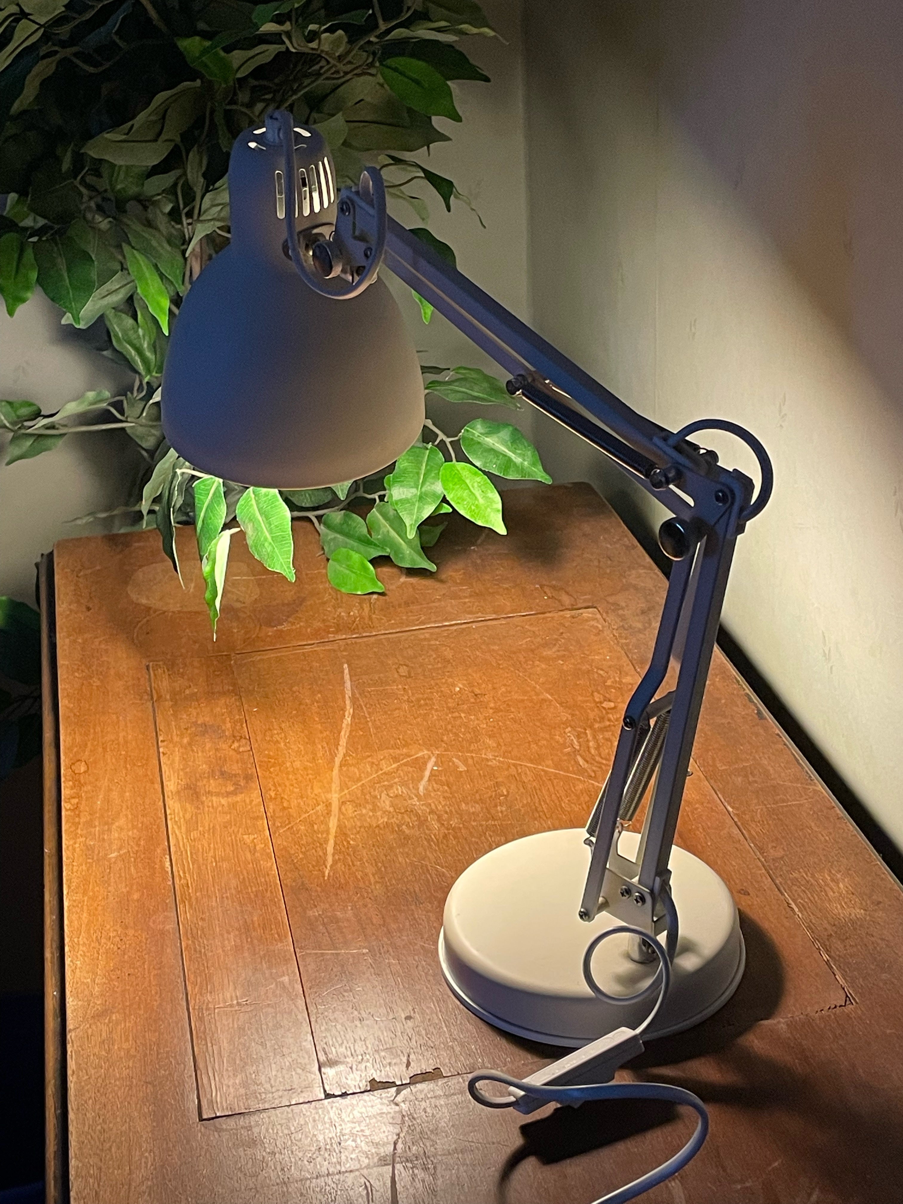 Klassisk retro skrivbordslampa från Ikea i fint skick.