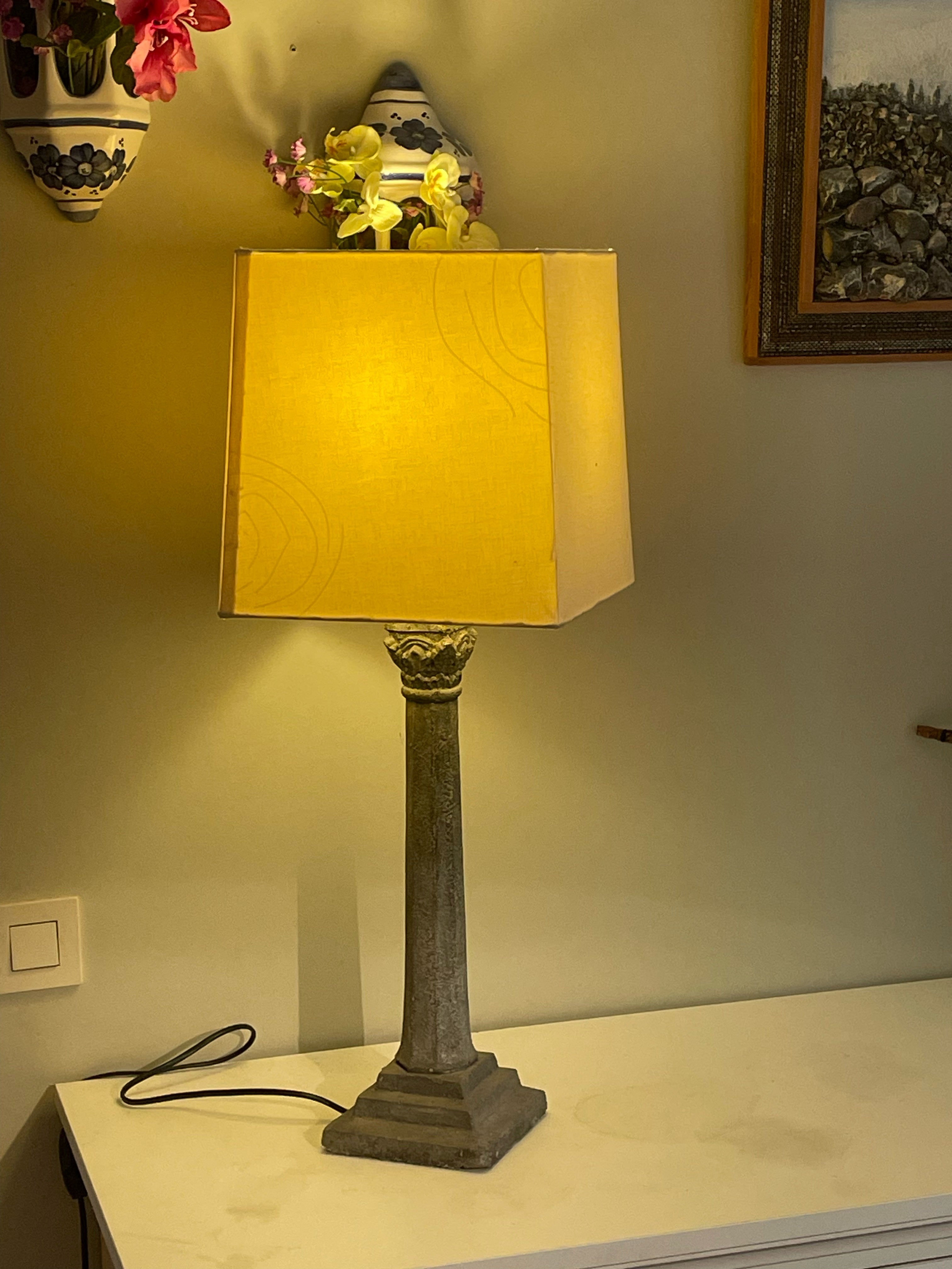 Snygg stor retro bordslampa, lampfoten i betong med fin fyrkantig lampskärm i nyskick.
