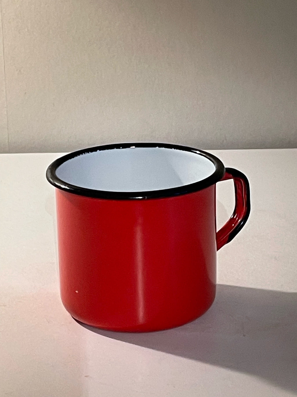 Fin retro emaljerad mugg i nyskick.