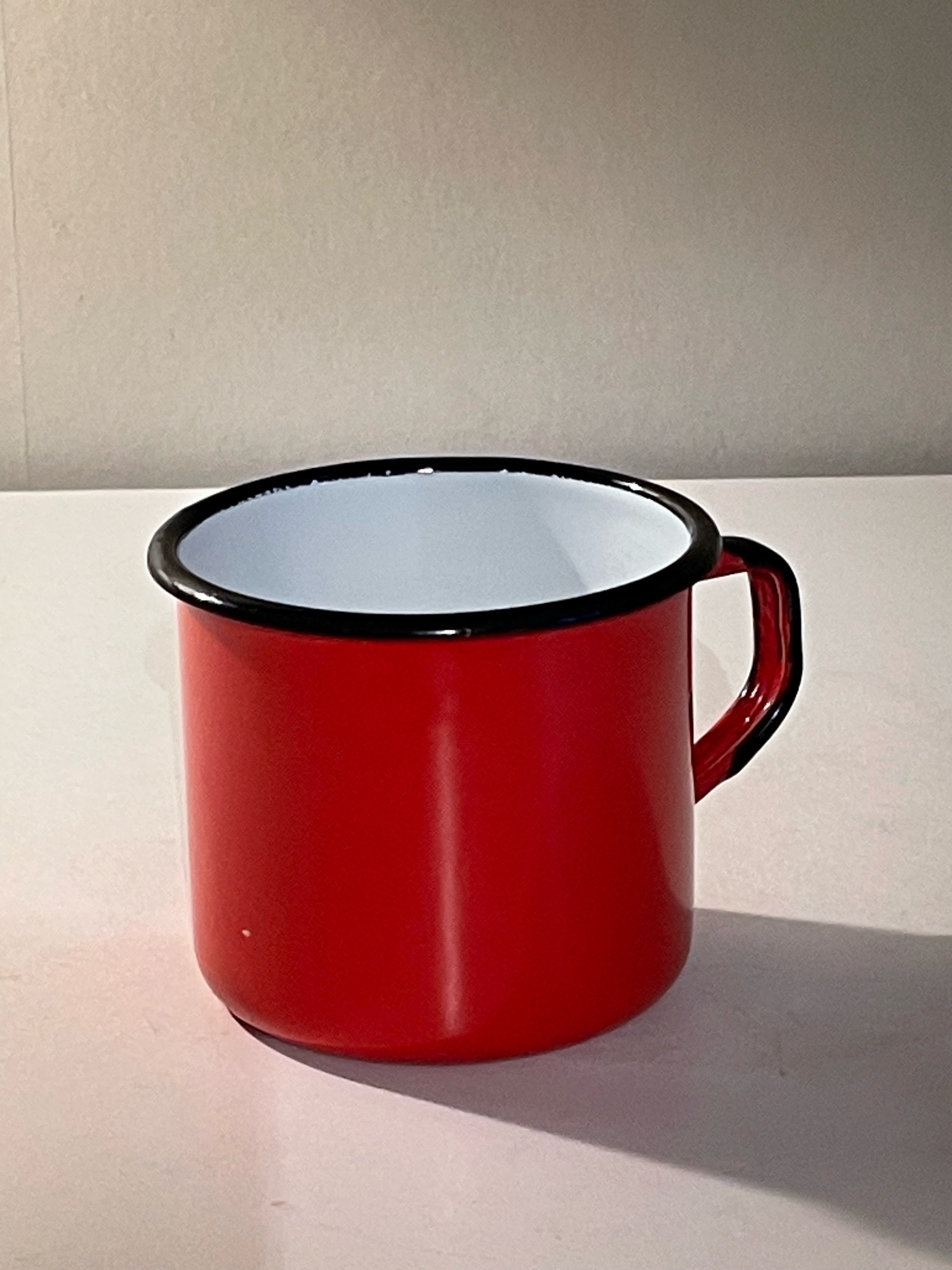 Fin retro emaljerad mugg i nyskick.