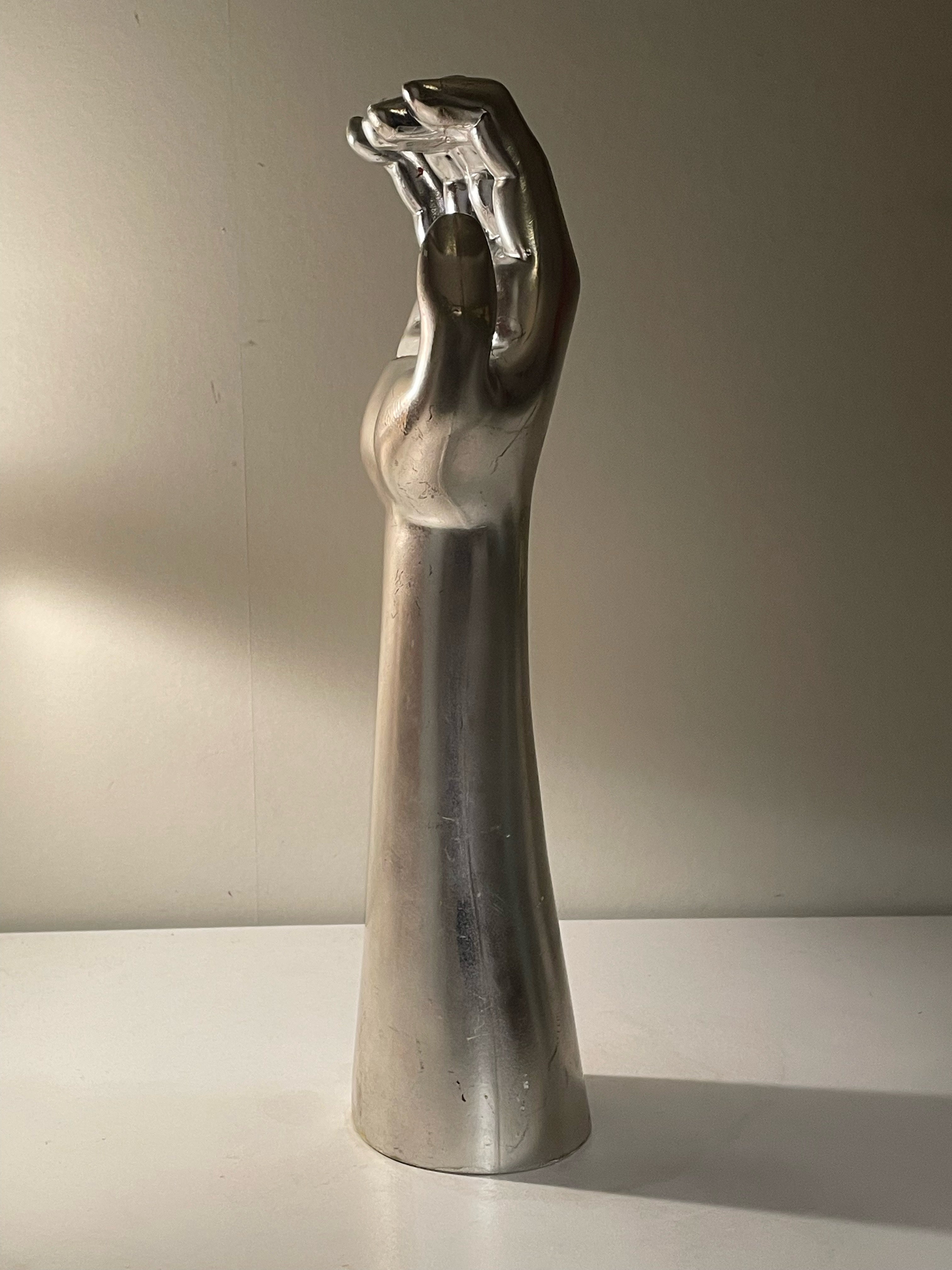 Hand statyett i metall, ca 40 cm hög.