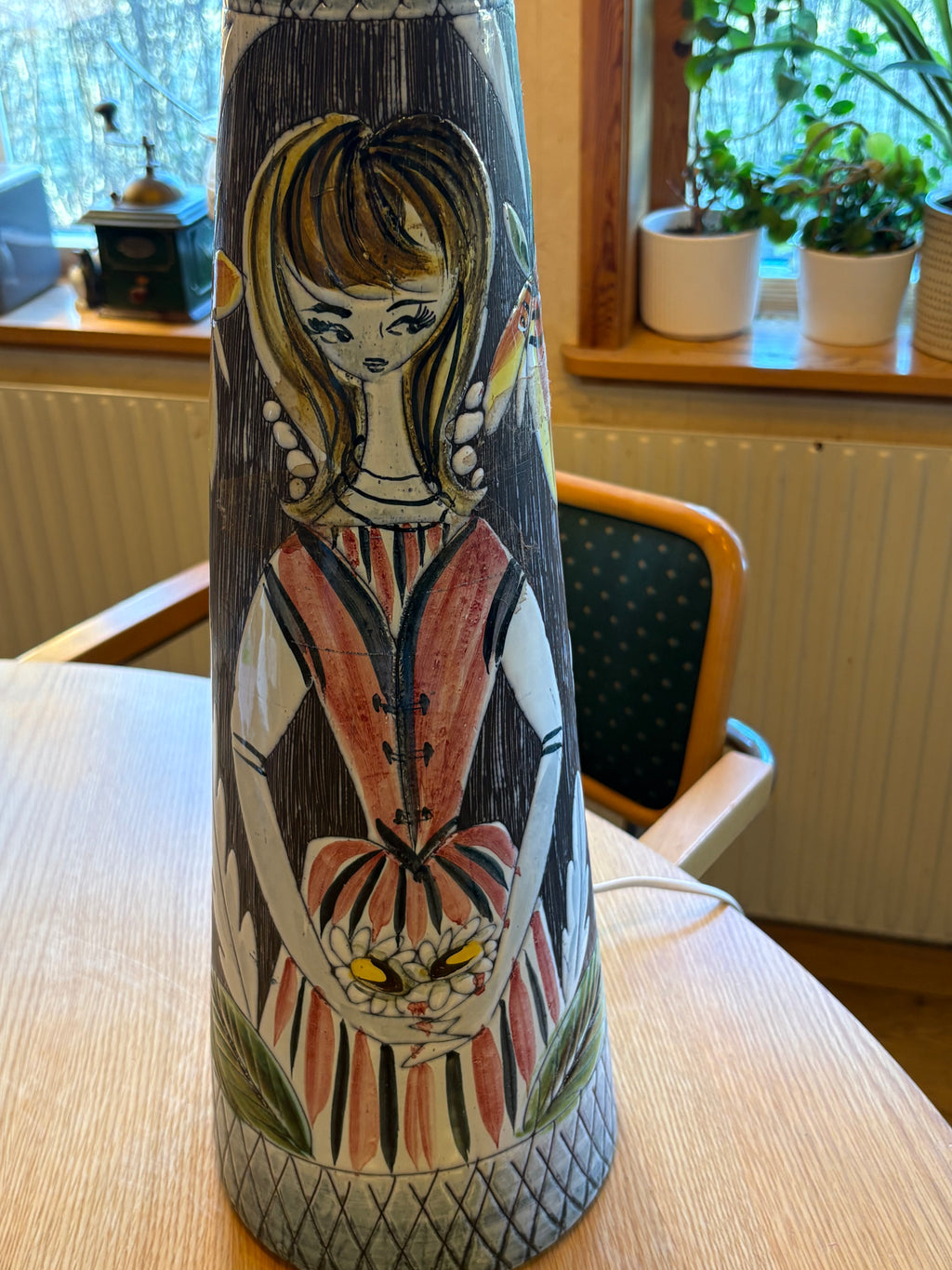 Stor vacker bordslampa 1950 tal, ca 60 cm hög. Signatur Sj.
