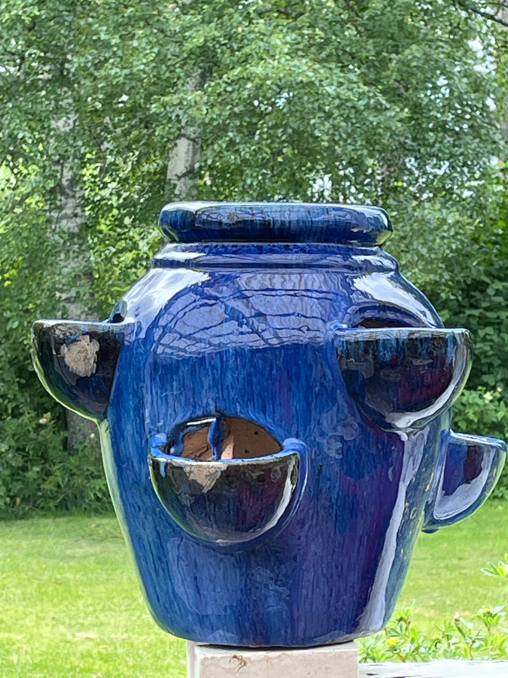 Stor vacker kruka i keramik ien klarblå färg.
