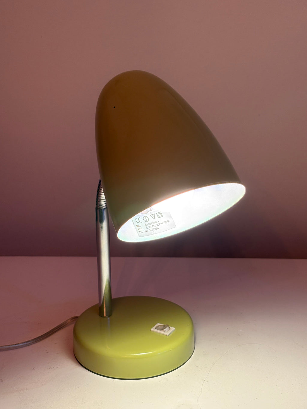 Riktigt snygg och cool vintage skrivbordslampa 1970 tal från EOM i nyskick.