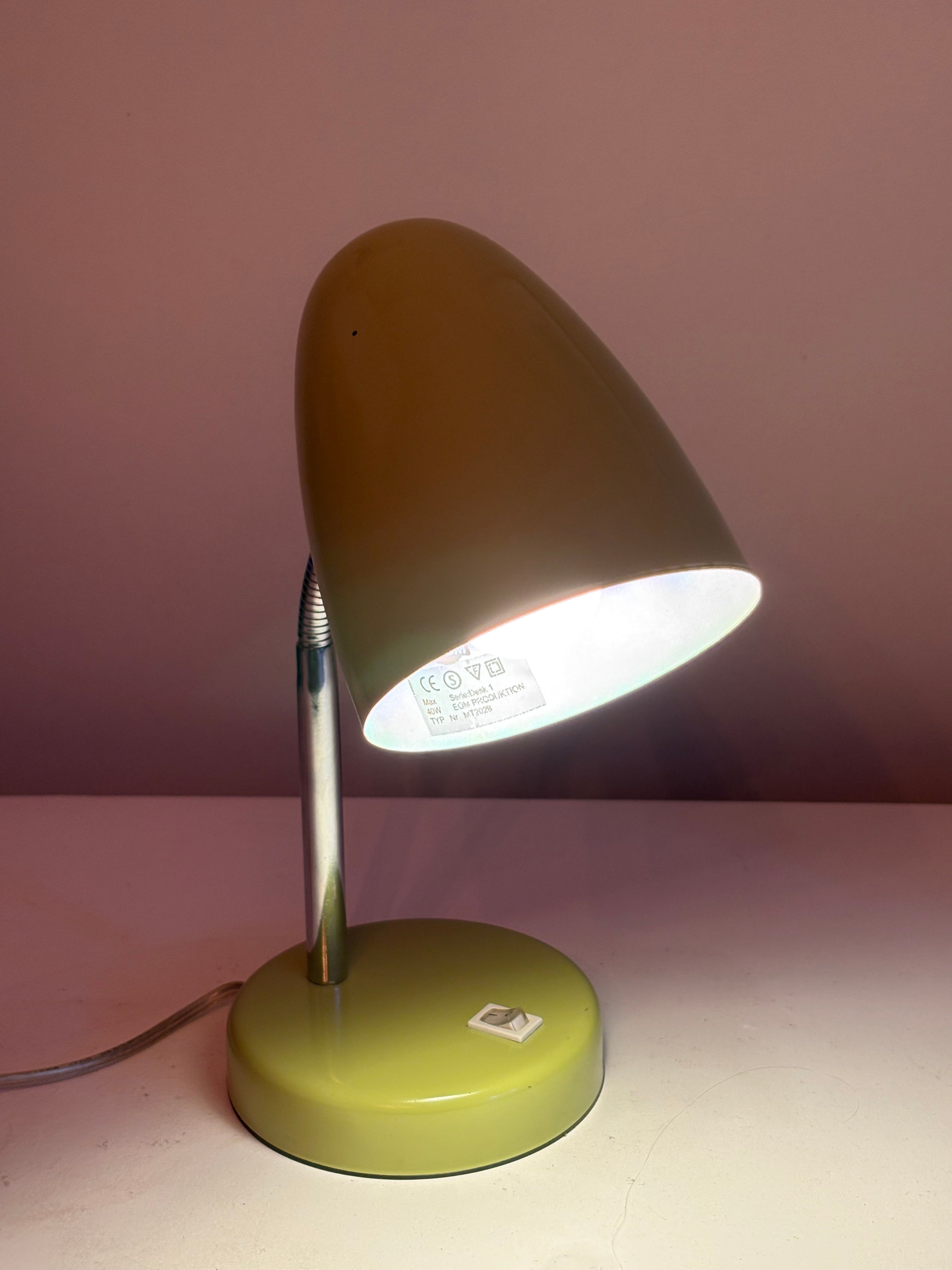 Riktigt snygg och cool vintage skrivbordslampa 1970 tal från EOM i nyskick.