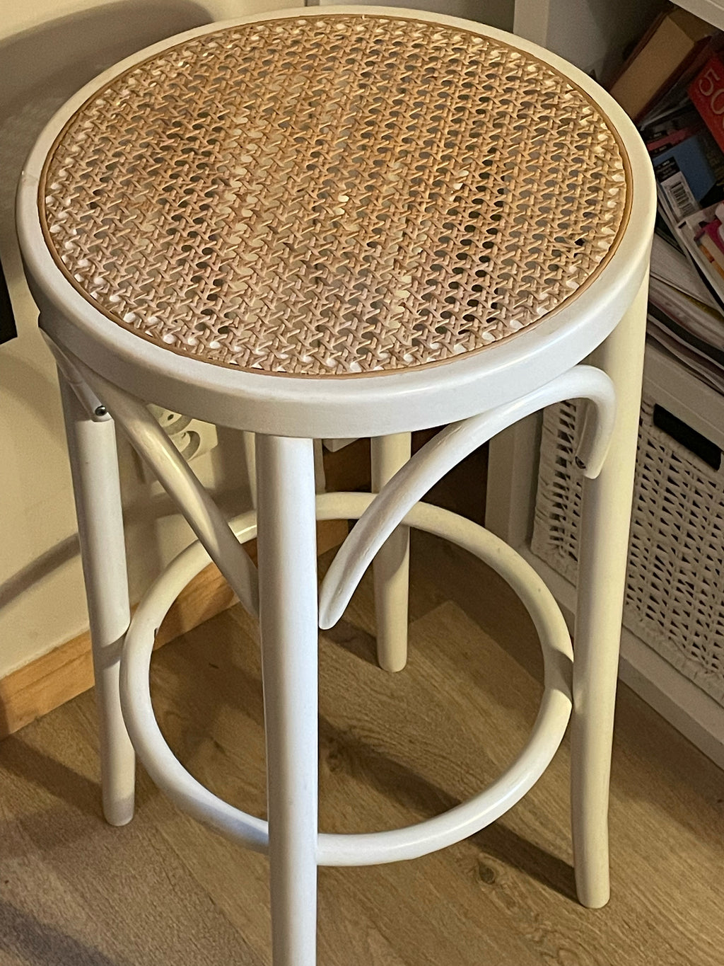 Vacker hög pall med flätad sits i nyskick.