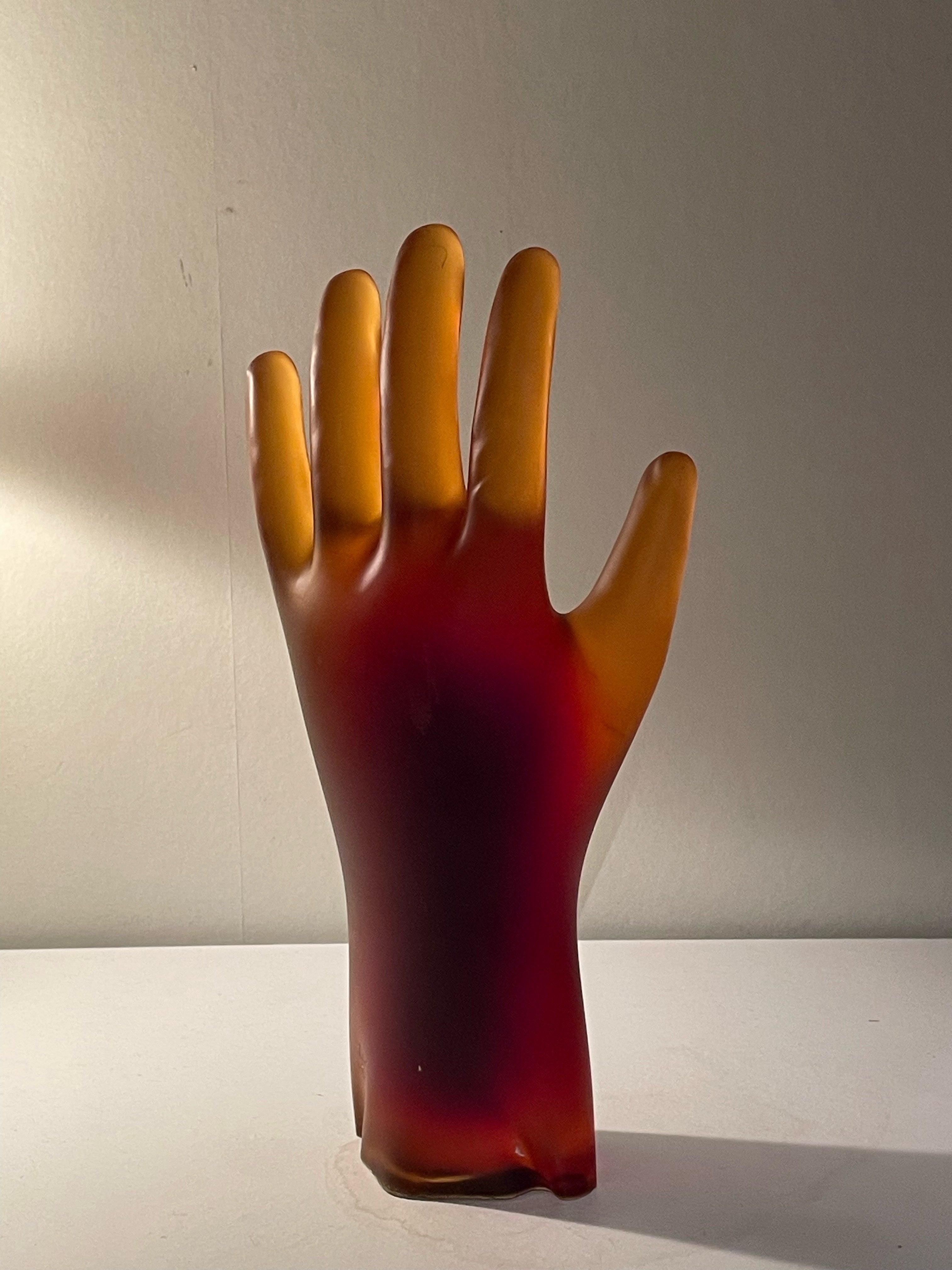 Fin cool vintage hand statyett i tjockt glas i mycket fint skick , 1960/70 tal.