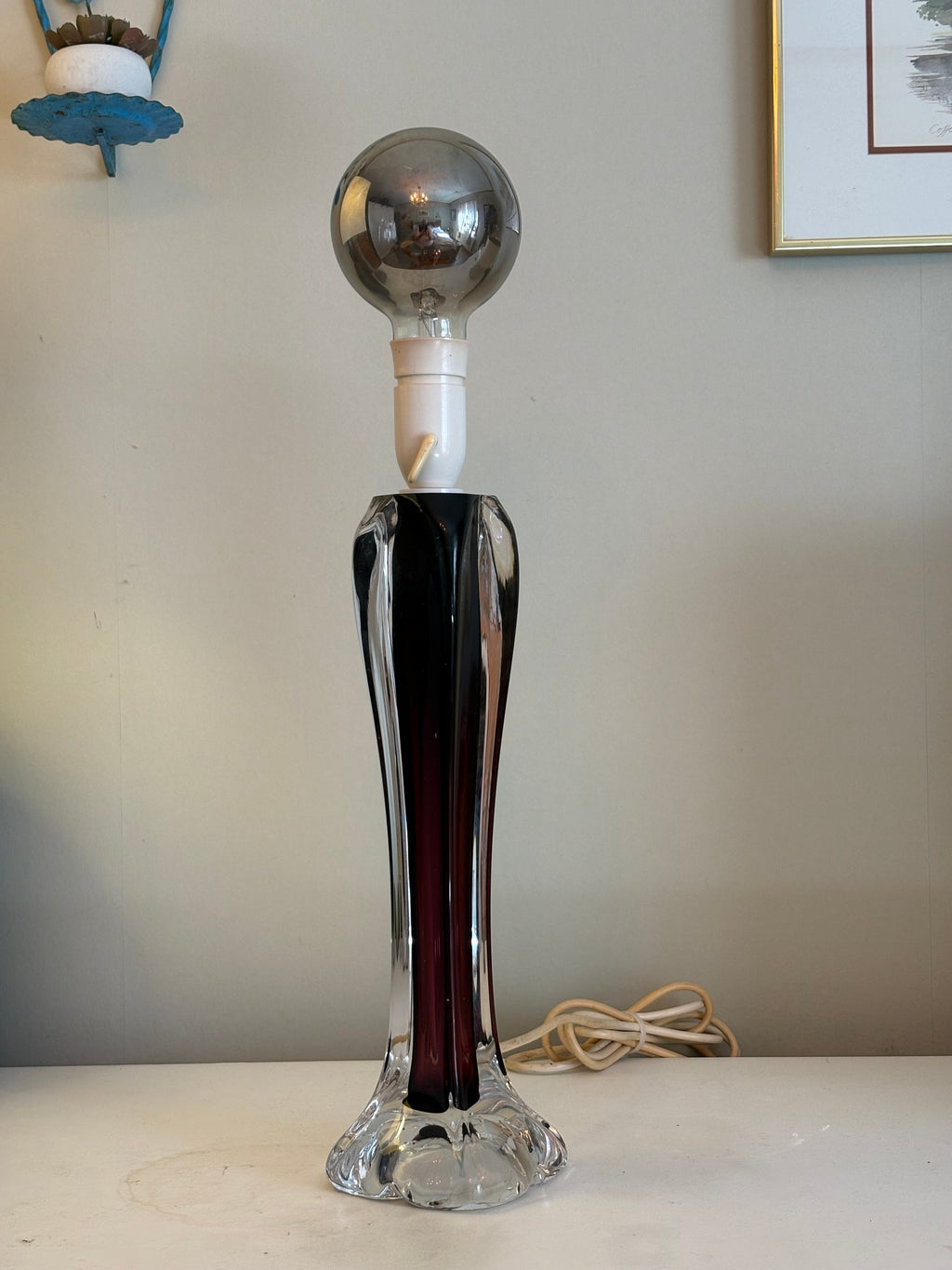 Vacker vintage bordslampa i glas 1950/60 tal, ca 45 cm hög. Fin med skärm eller som här med stor rökfärgad ledlampa.