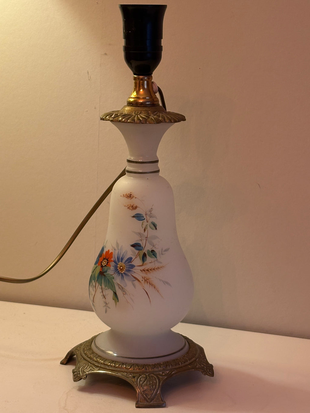 Vacker antik bordslampa i porslin med fot i koppar alt brons i mycket fint skick.