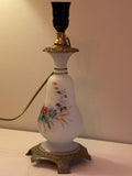 Vacker antik bordslampa i porslin med fot i koppar alt brons i mycket fint skick.