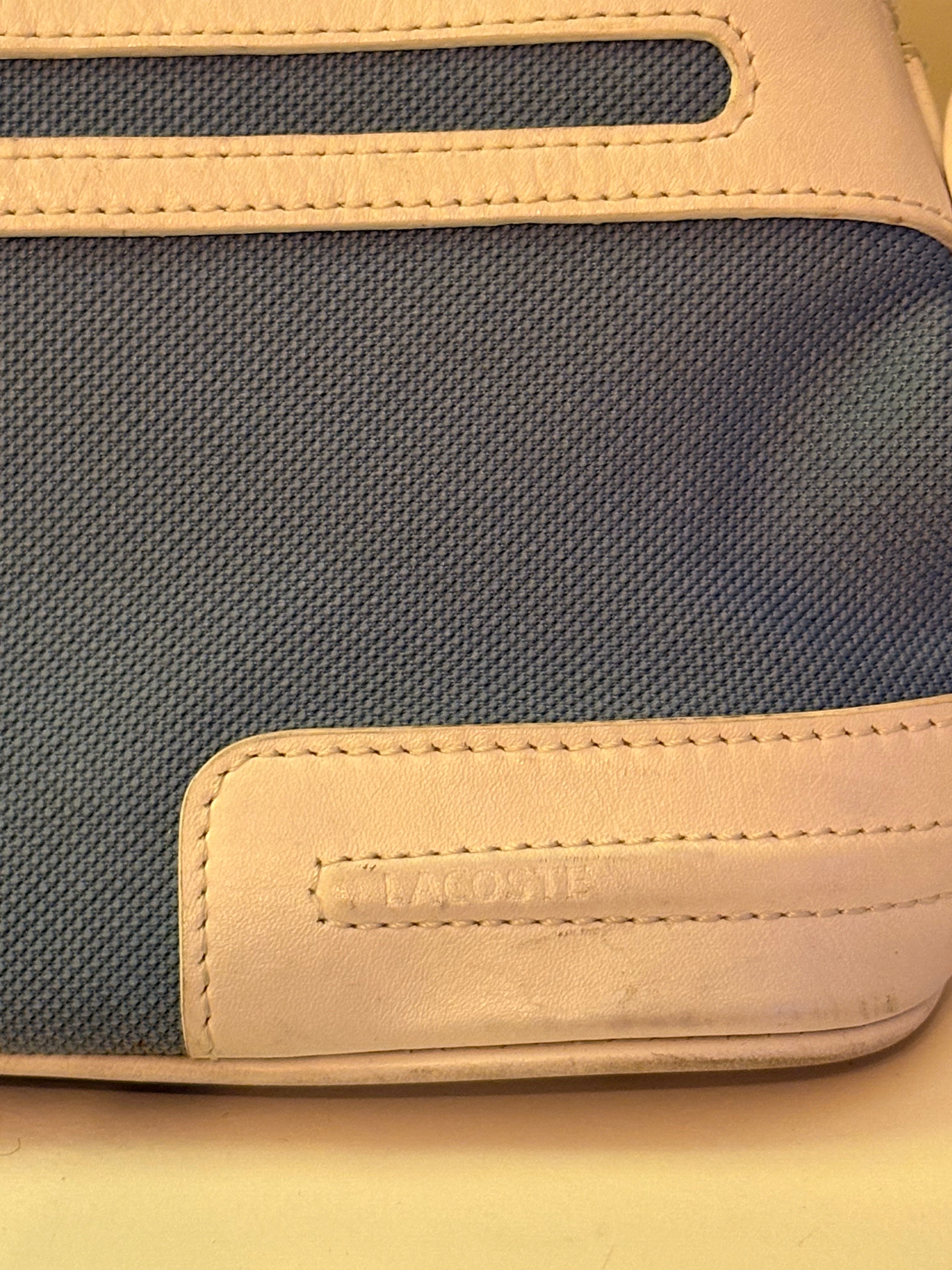 Vacker klassisk vintage handväska ( kuvärtväska) från ” Lacoste” 1970 tal i de helt rätta färgerna.