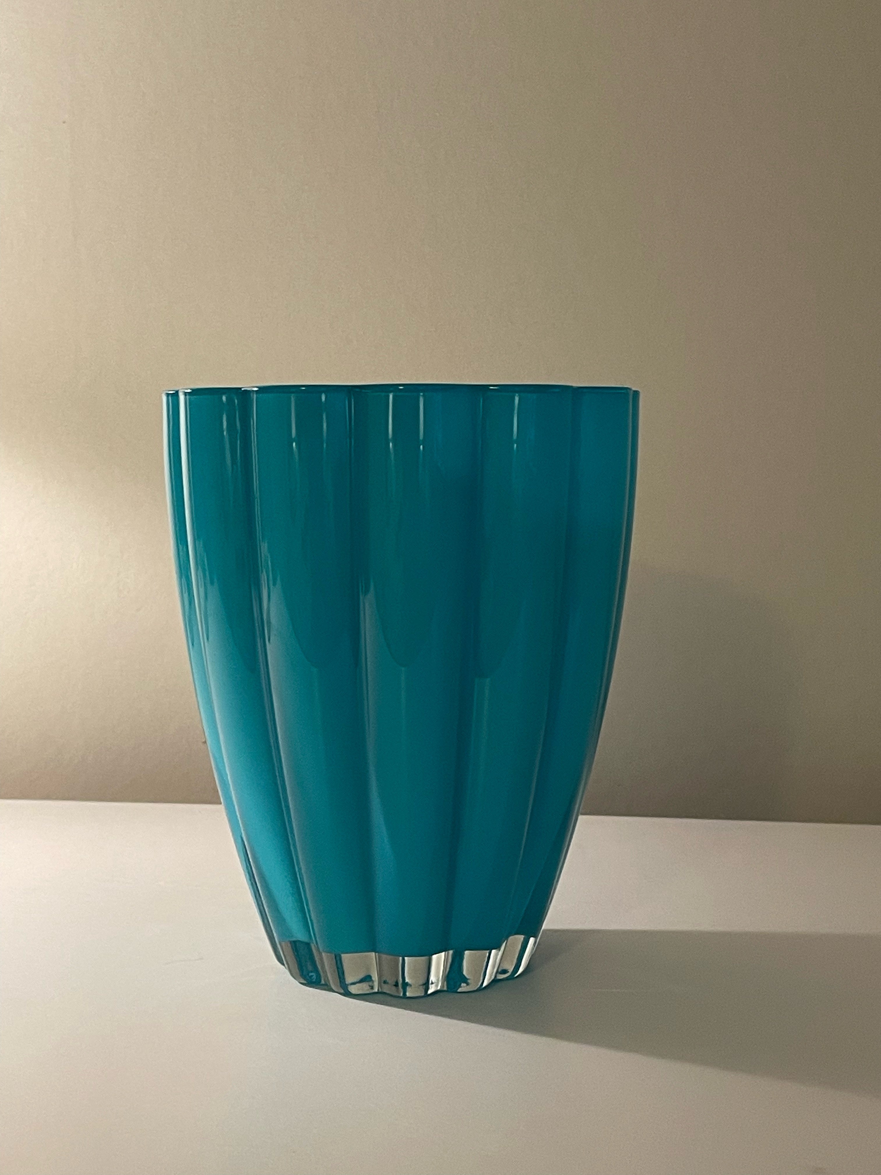 Fin glasskål i en vacker blå färg i fint skick.