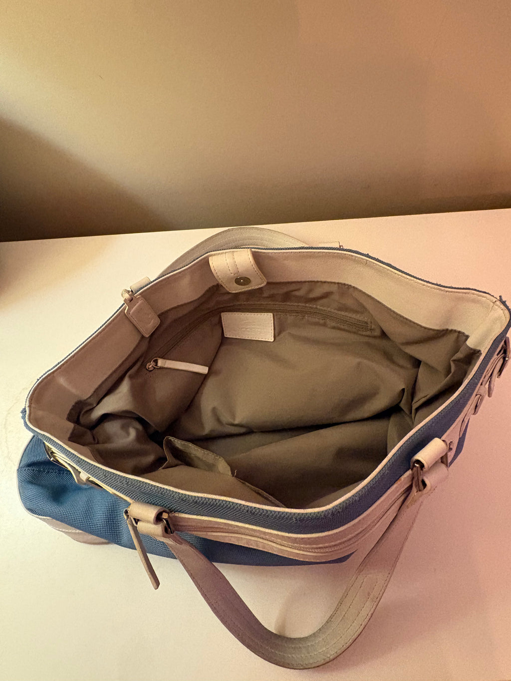 Vacker klassisk vintage handväska från ” Lacoste ” 1970 tal, ett mode statement !