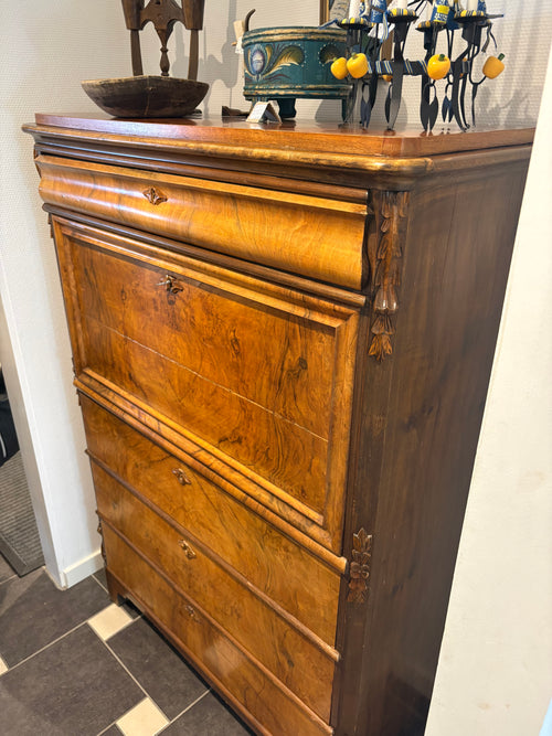 En liten vacker antik chiffonje med underbar patina.