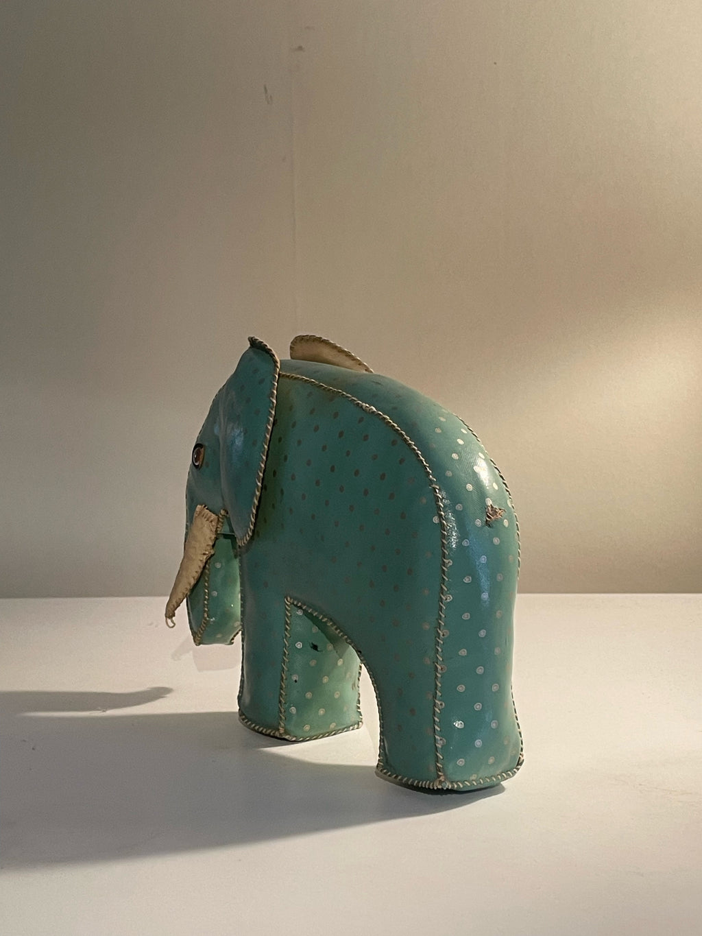 Vintage leksak 1950 tal. En fin elefant sydd utav vaxduk. Riktig ” folkart”