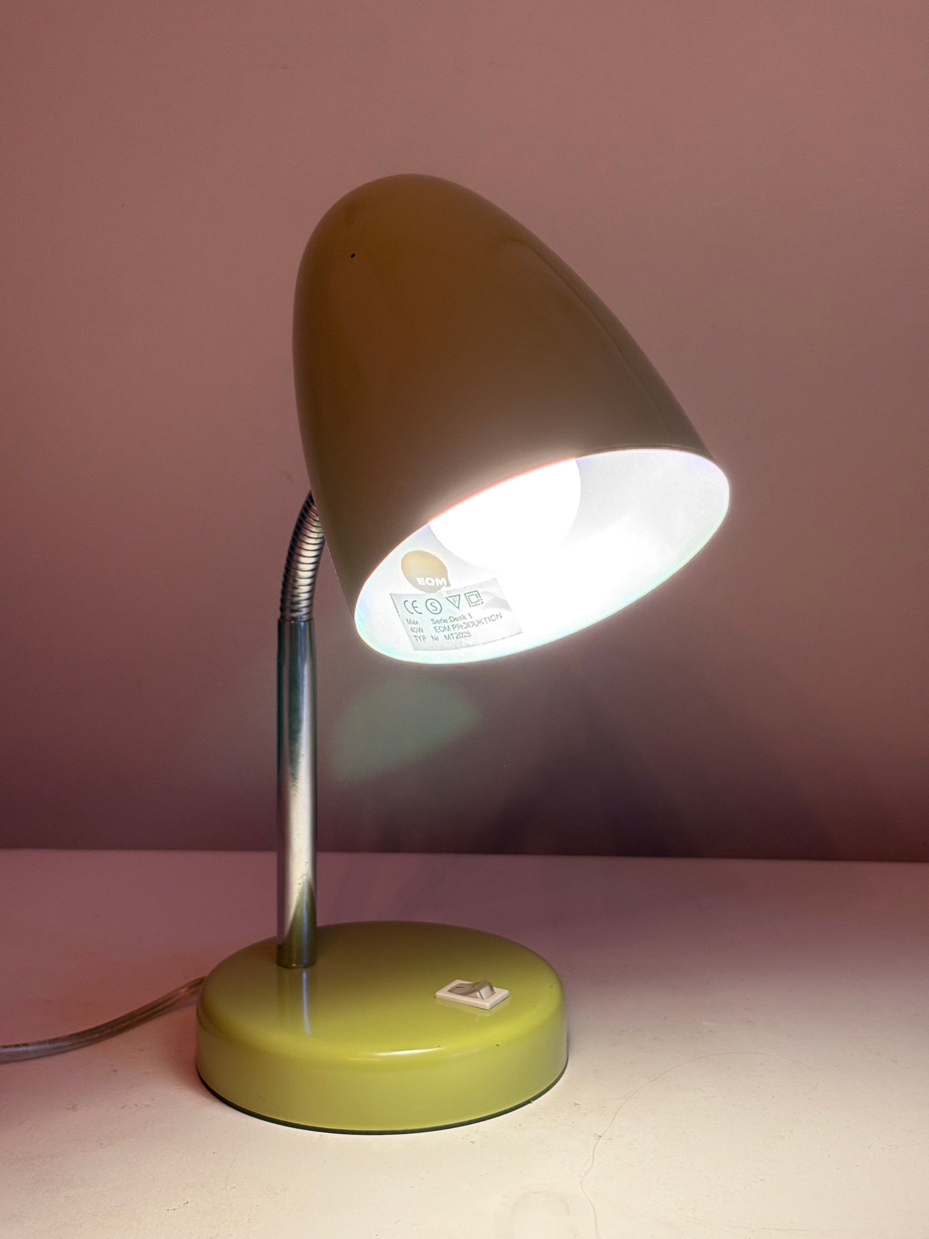 Riktigt snygg och cool vintage skrivbordslampa 1970 tal från EOM i nyskick.