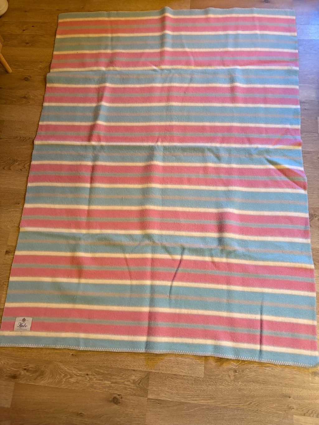 Otroligt vacker och skön ullpläd i mycket fint skick.     185 cm x 136 cm.