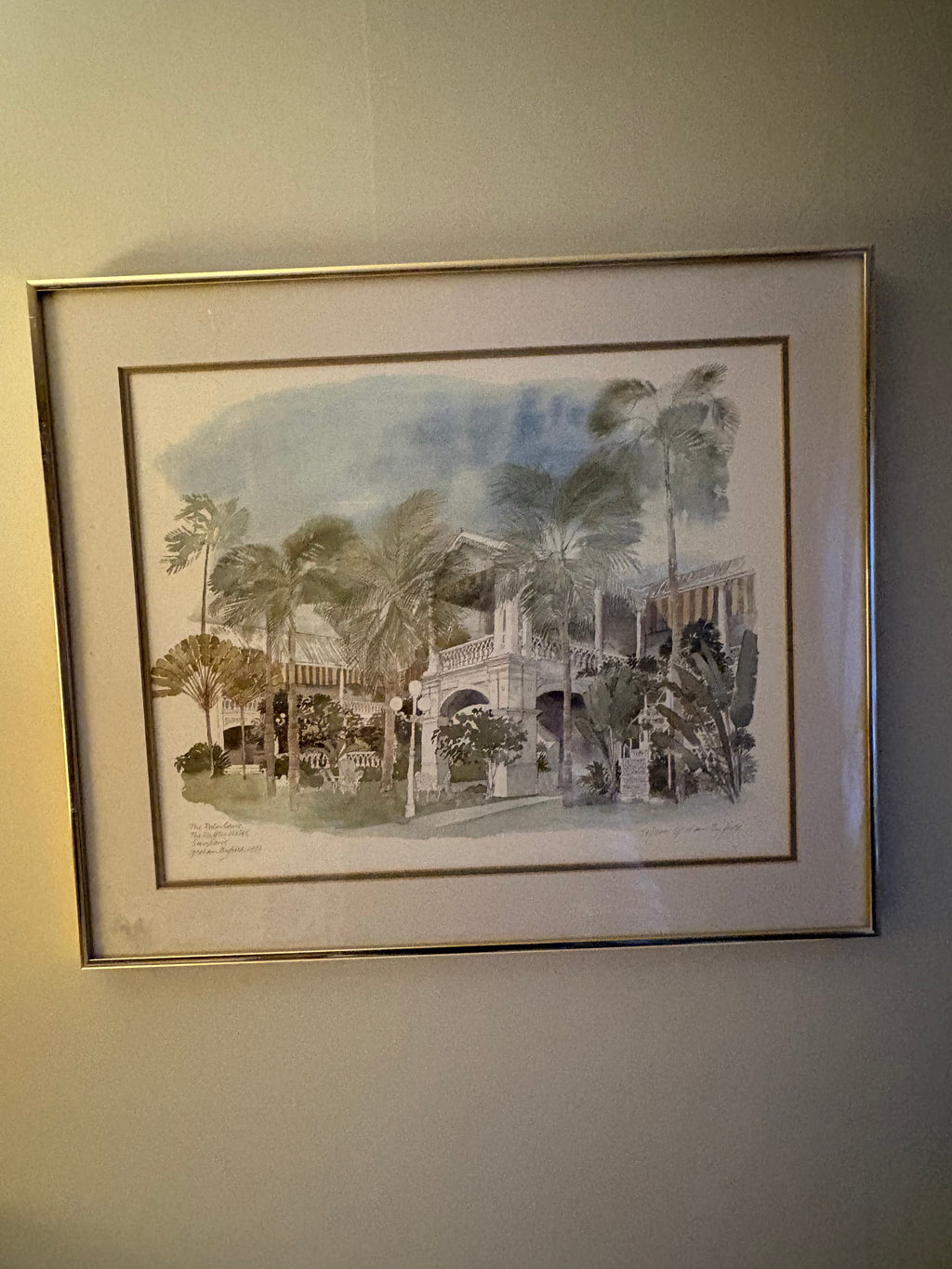 Vacker retro litografi utav konstnären Graham Byfield. The Palm Court, The Raffles Hotel Singapore 1987, Nr 38/500.