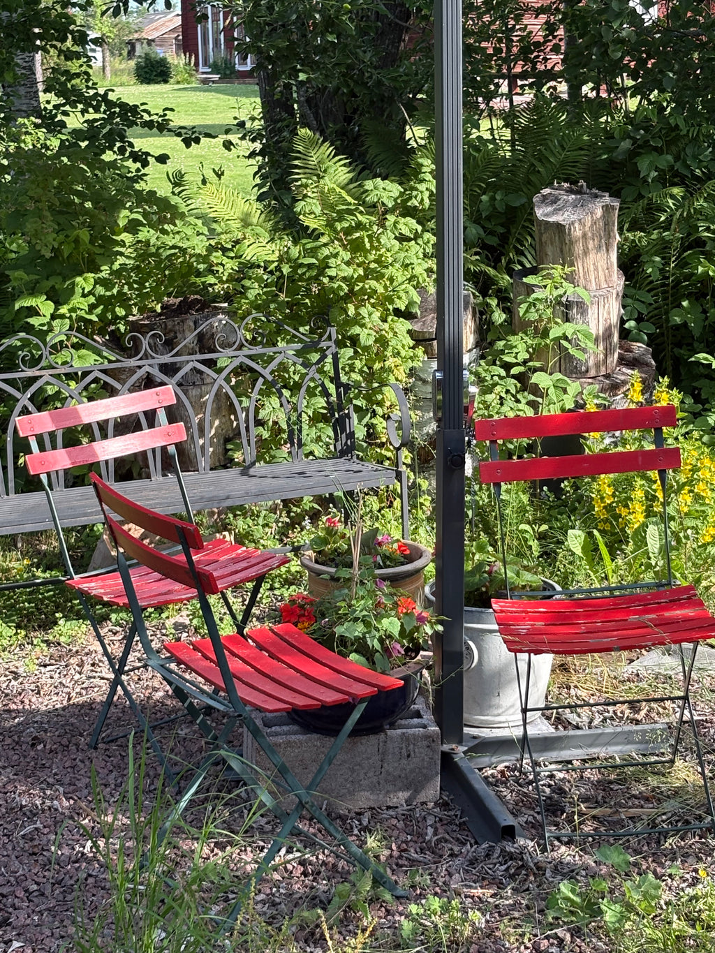 Tre st klassiska vintage Fermob Bistro stolar i klassisk Fransk Cafe känsla.