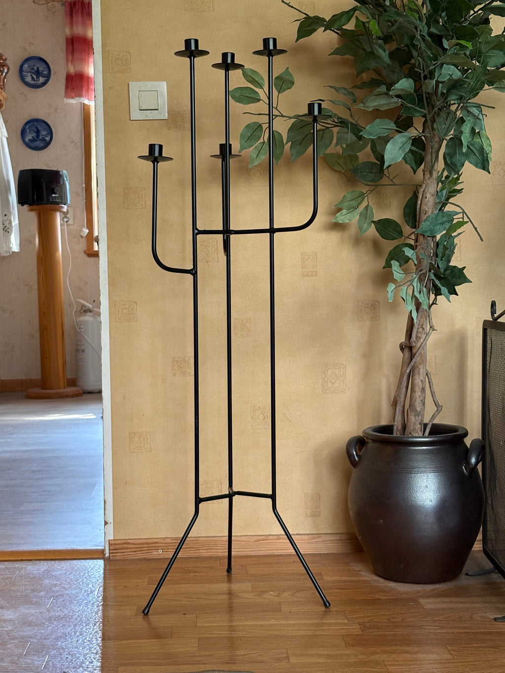 Vacker vintage ljusstake i smide 1950 tal med sex st ljushållare. Ca 120 - 130 cm hög i nyskick.