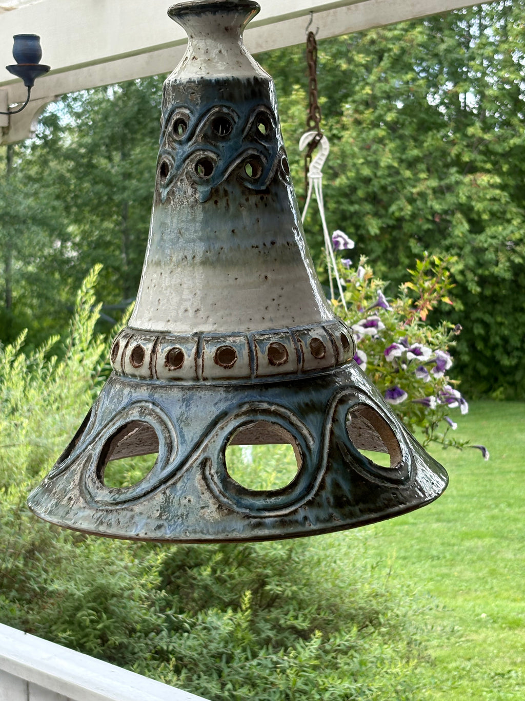 Vacker vintage taklampa i stengods alt keramik, 1960/70 tal. Designad utav Bodil Marie Nielsen / Danmark.