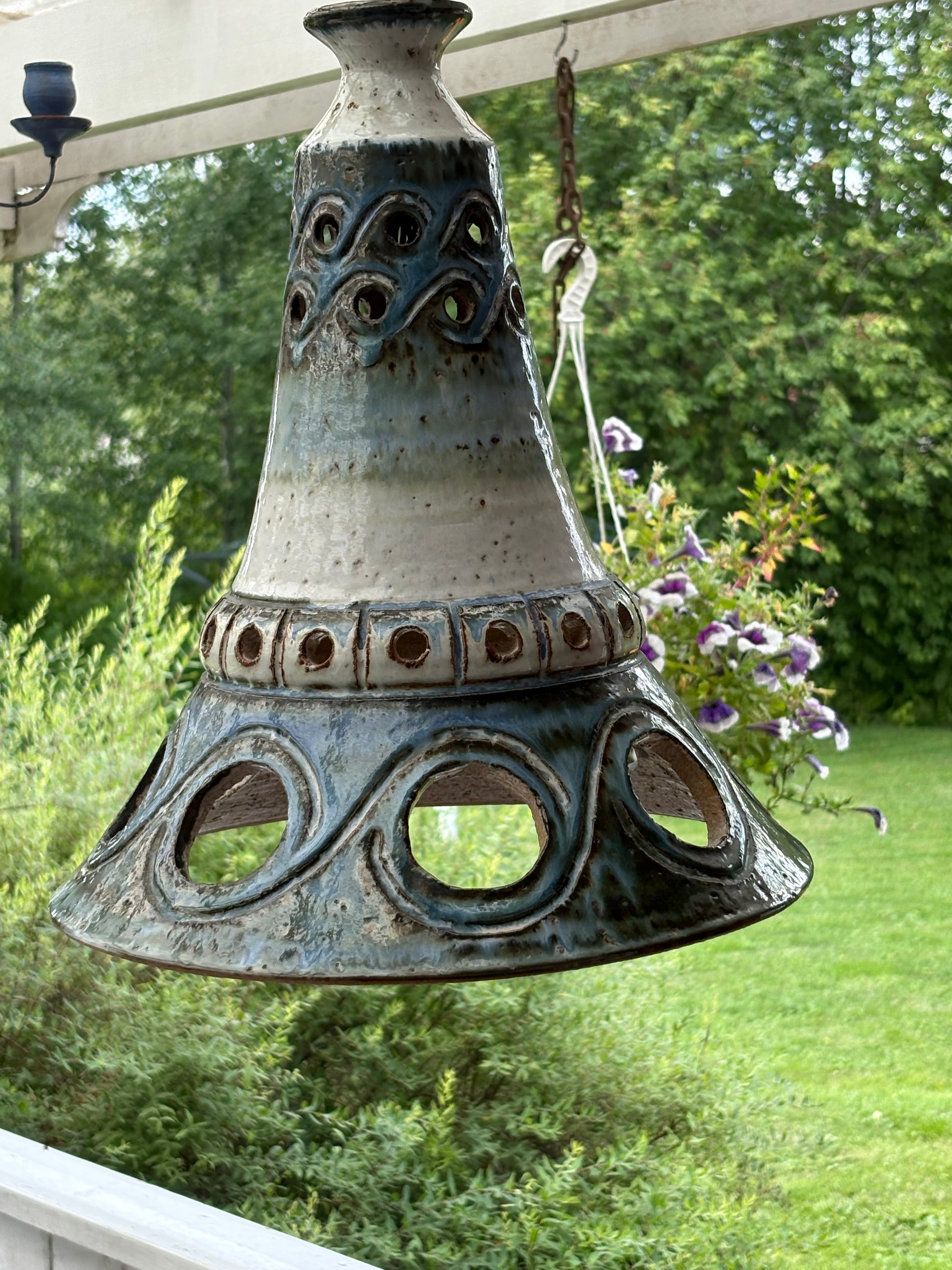 Vacker vintage taklampa i stengods alt keramik, 1960/70 tal. Designad utav Bodil Marie Nielsen / Danmark.