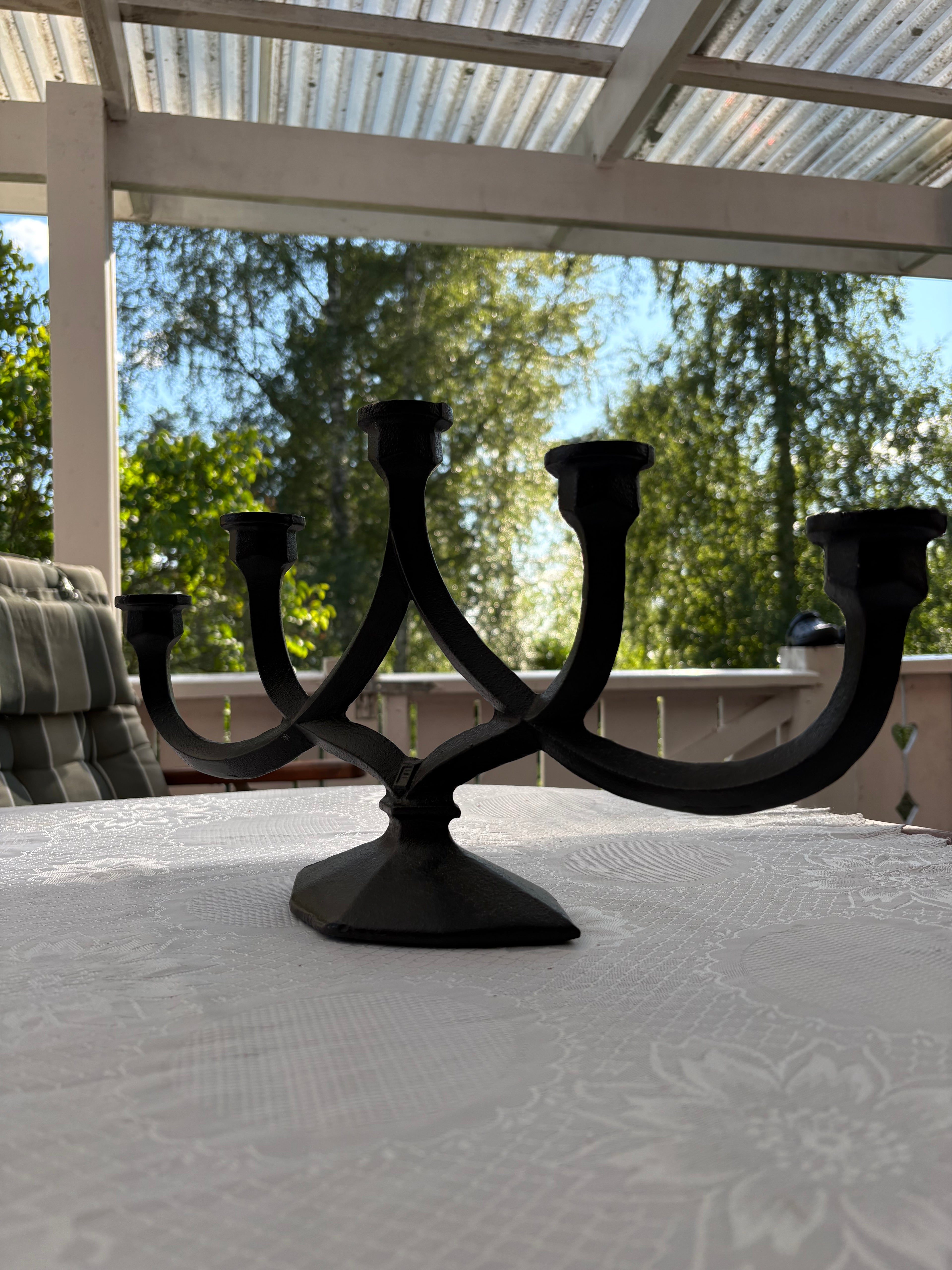 Vacker vintage ljusstake i gjutjärn med fem st ljushållare 1950 tal.