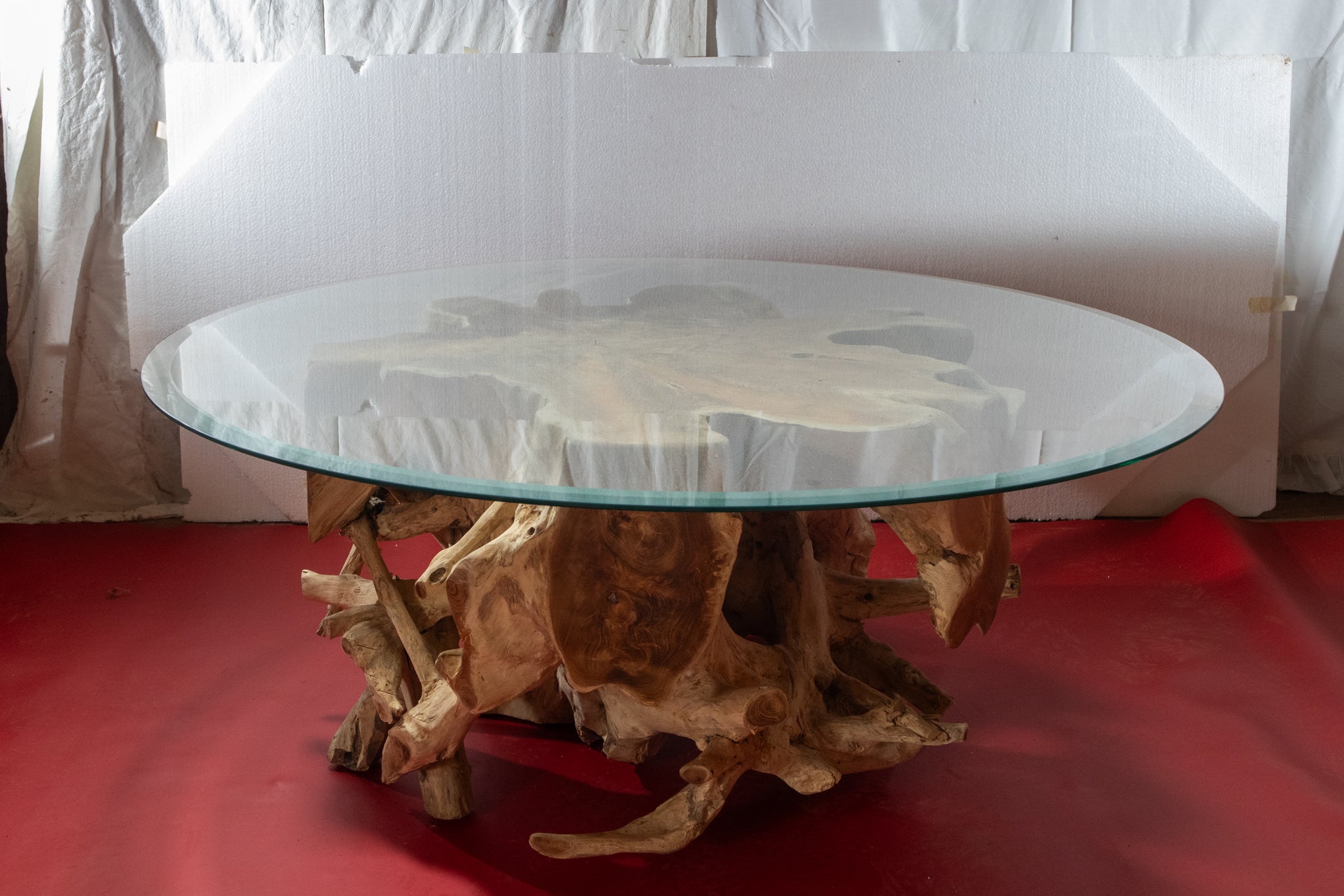 Vackra och unika teak rot bord med valfri glasskiva. Teak rotens stl är från typiska vardagsrums bord till större middagsbord.