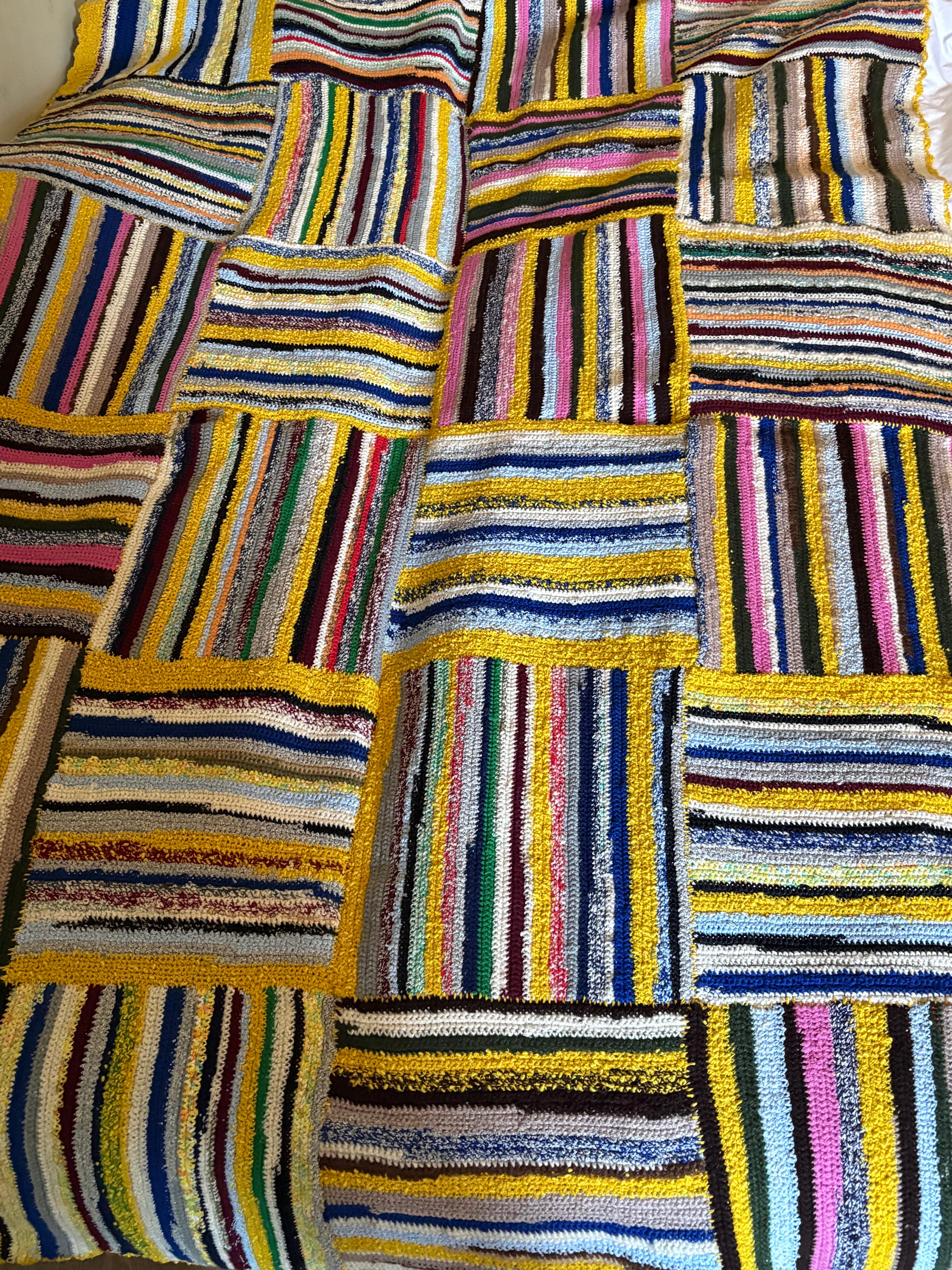 Vackert vintage handarbete, 1960/70 tal. Rustik filt / pläd i färgglada färger i nyskick.