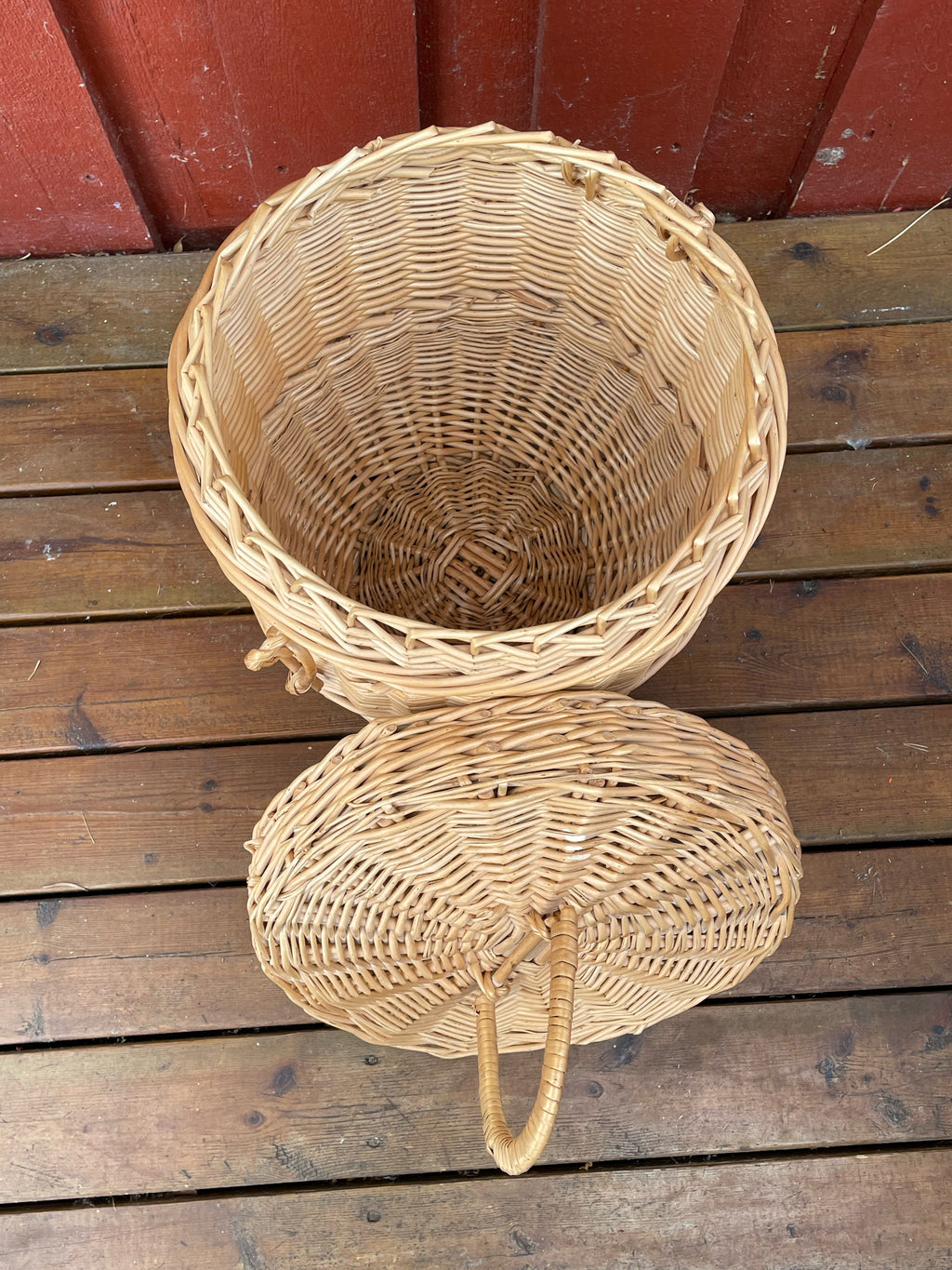 Vacker flätad korg med lock i nyskick ca 50-60 cm hög.