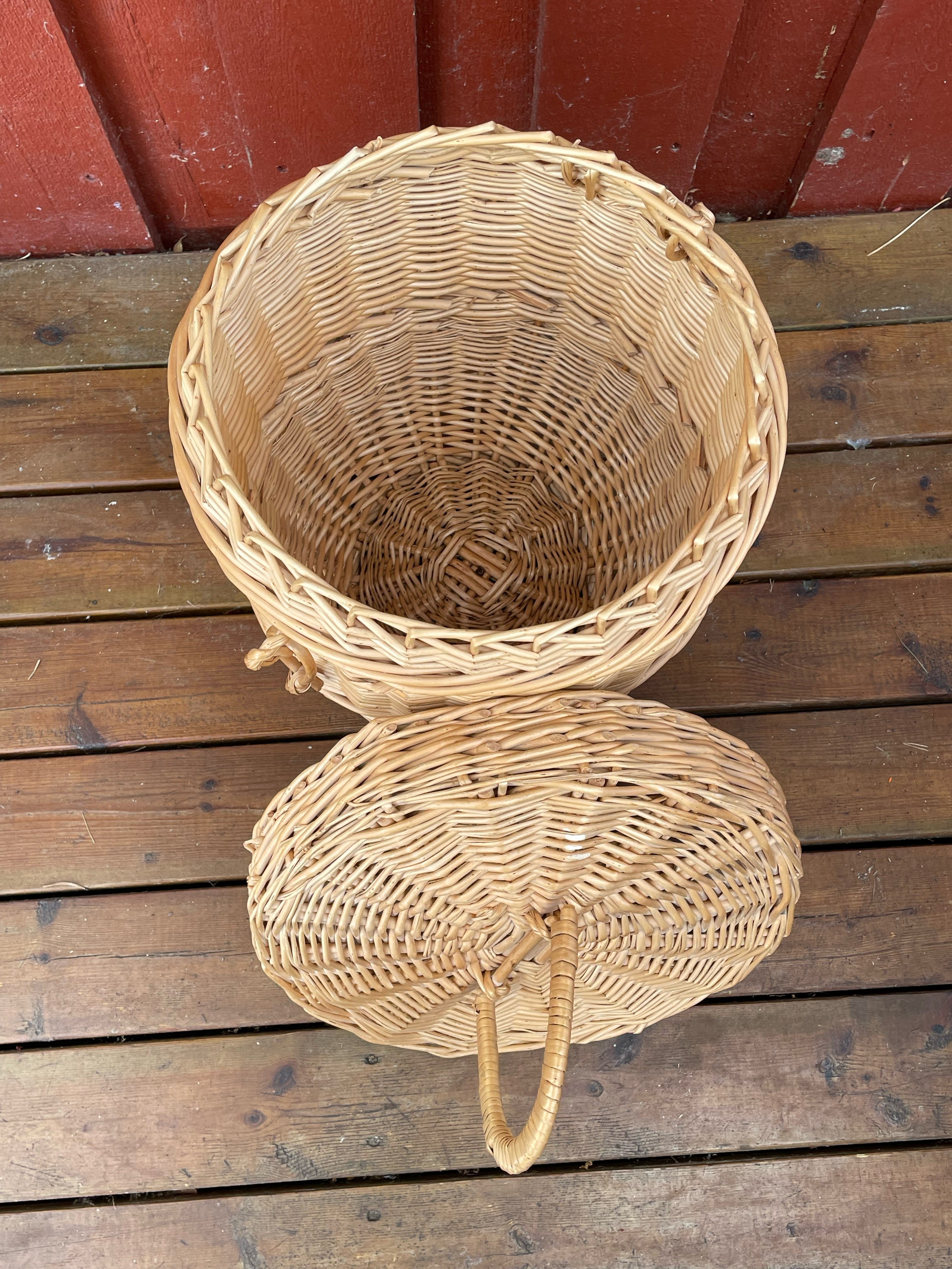 Vacker flätad korg med lock i nyskick ca 50-60 cm hög.
