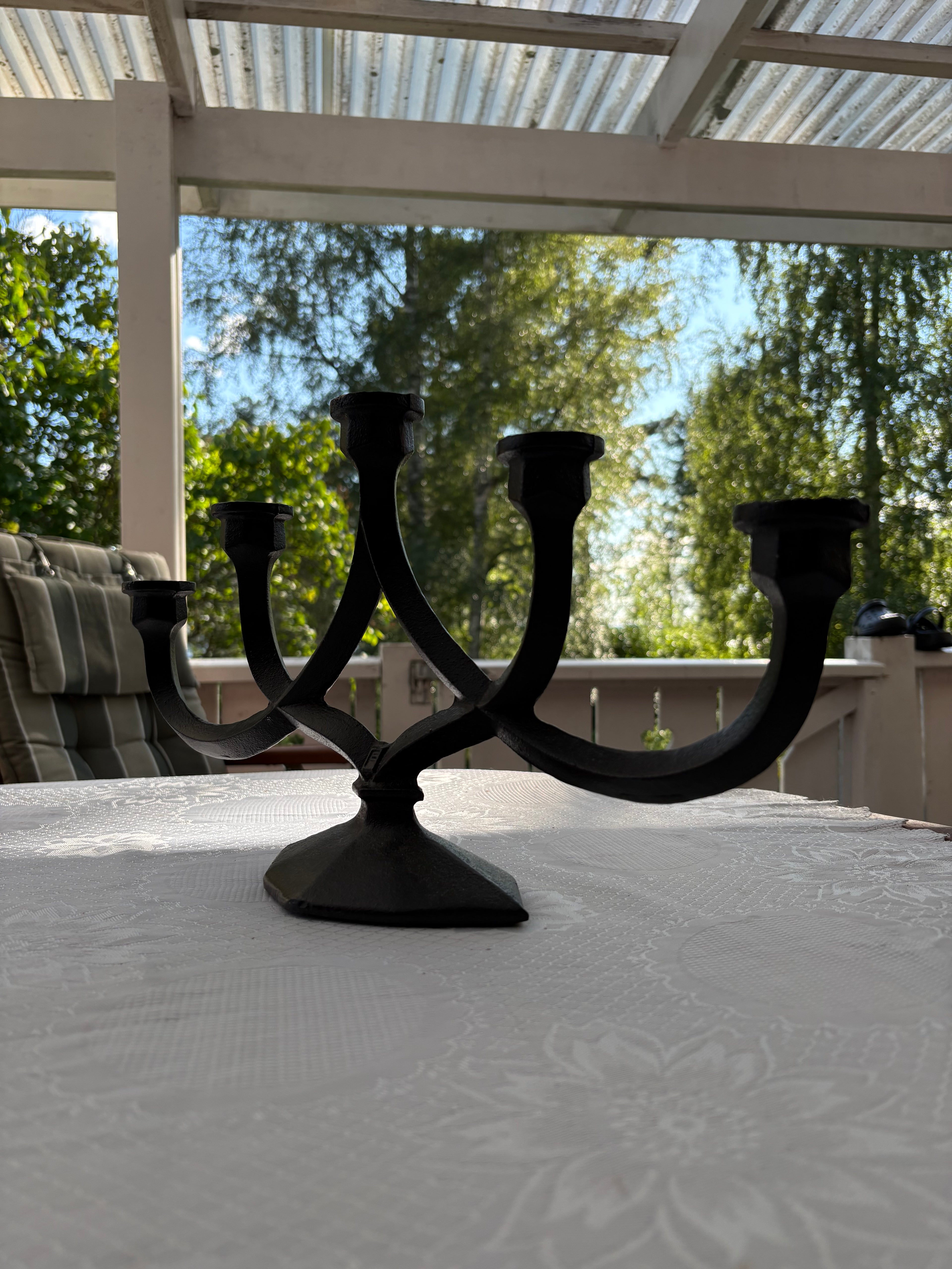 Vacker vintage ljusstake i gjutjärn med fem st ljushållare 1950 tal.
