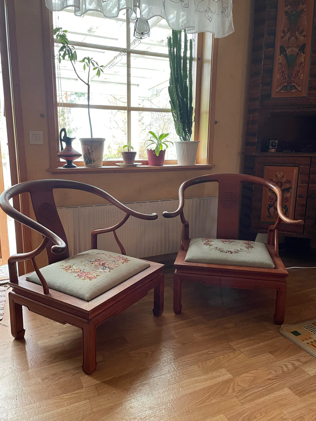 Två st antika Kinesiska ” Horseshoe Chairs i fint skick.