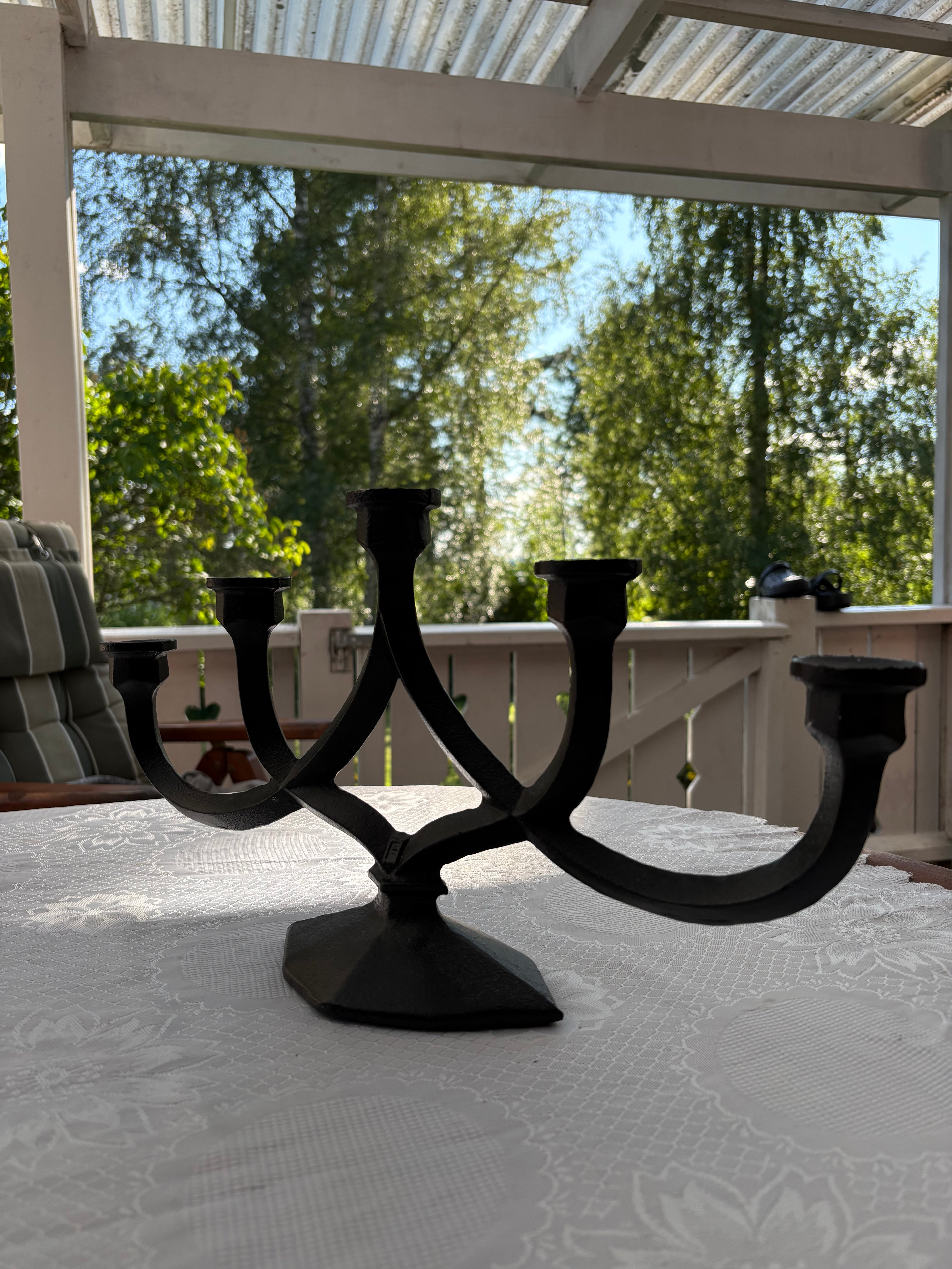 Vacker vintage ljusstake i gjutjärn med fem st ljushållare 1950 tal.