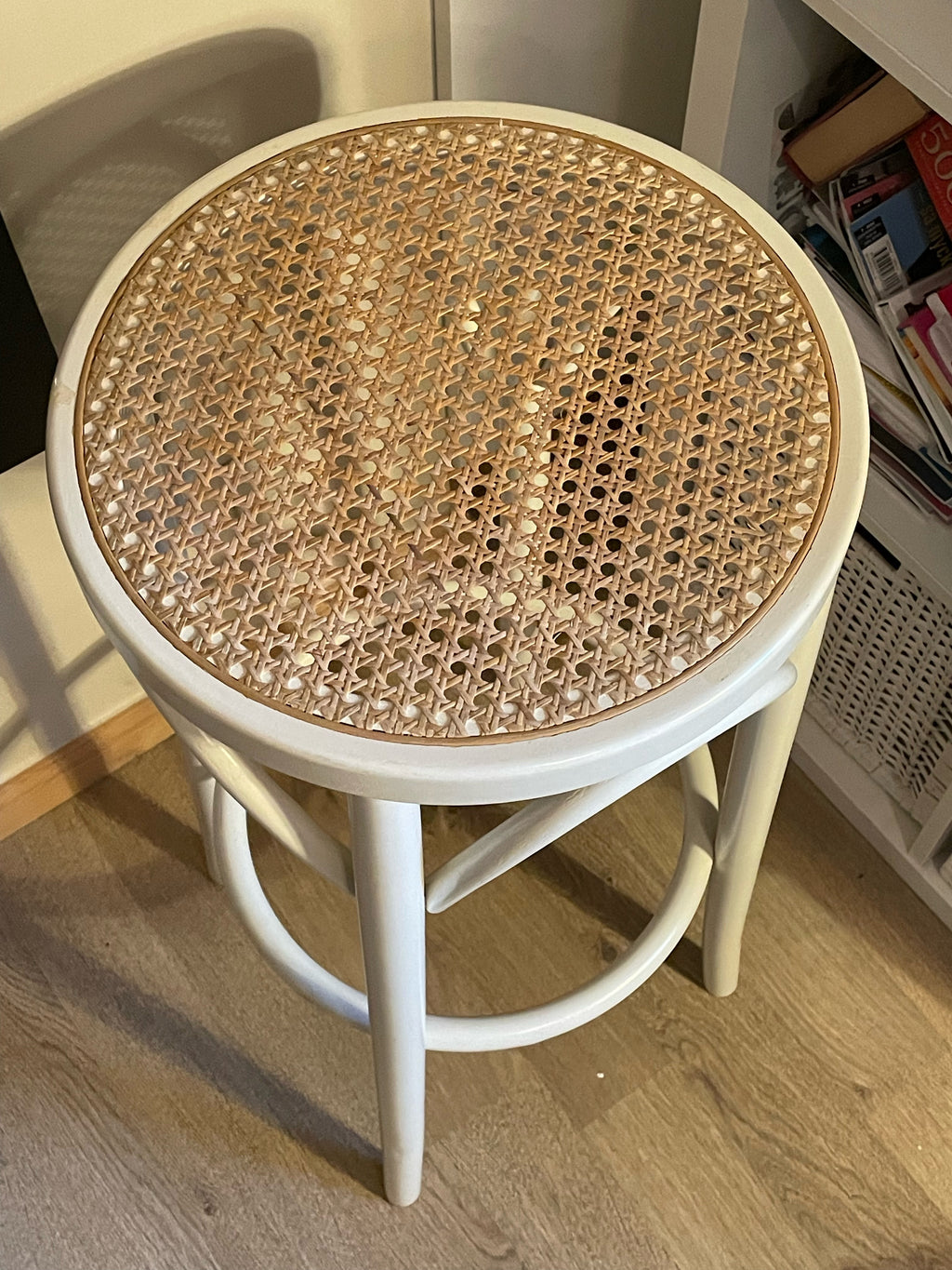 Vacker hög pall med flätad sits i nyskick.