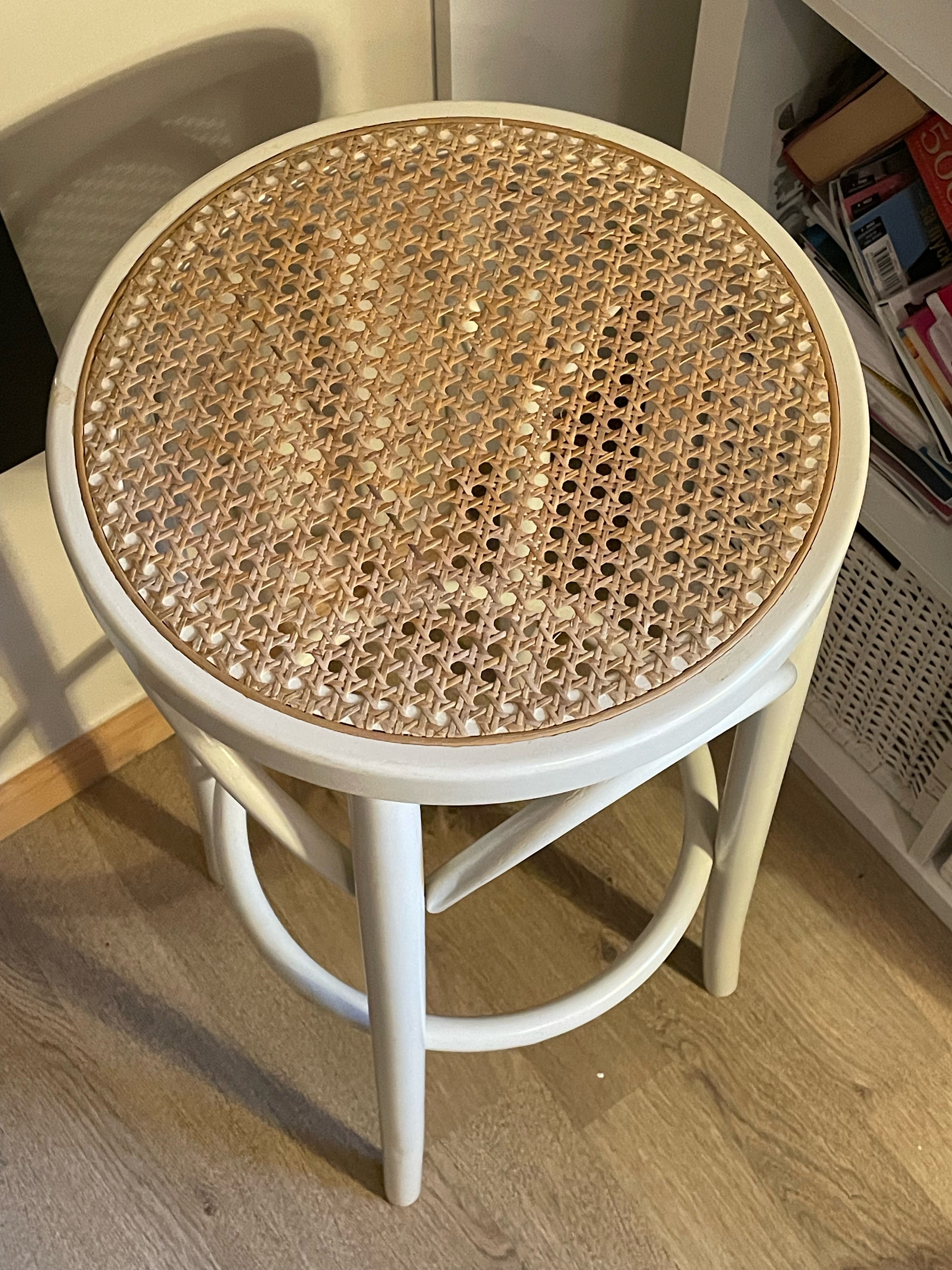 Vacker hög pall med flätad sits i nyskick.