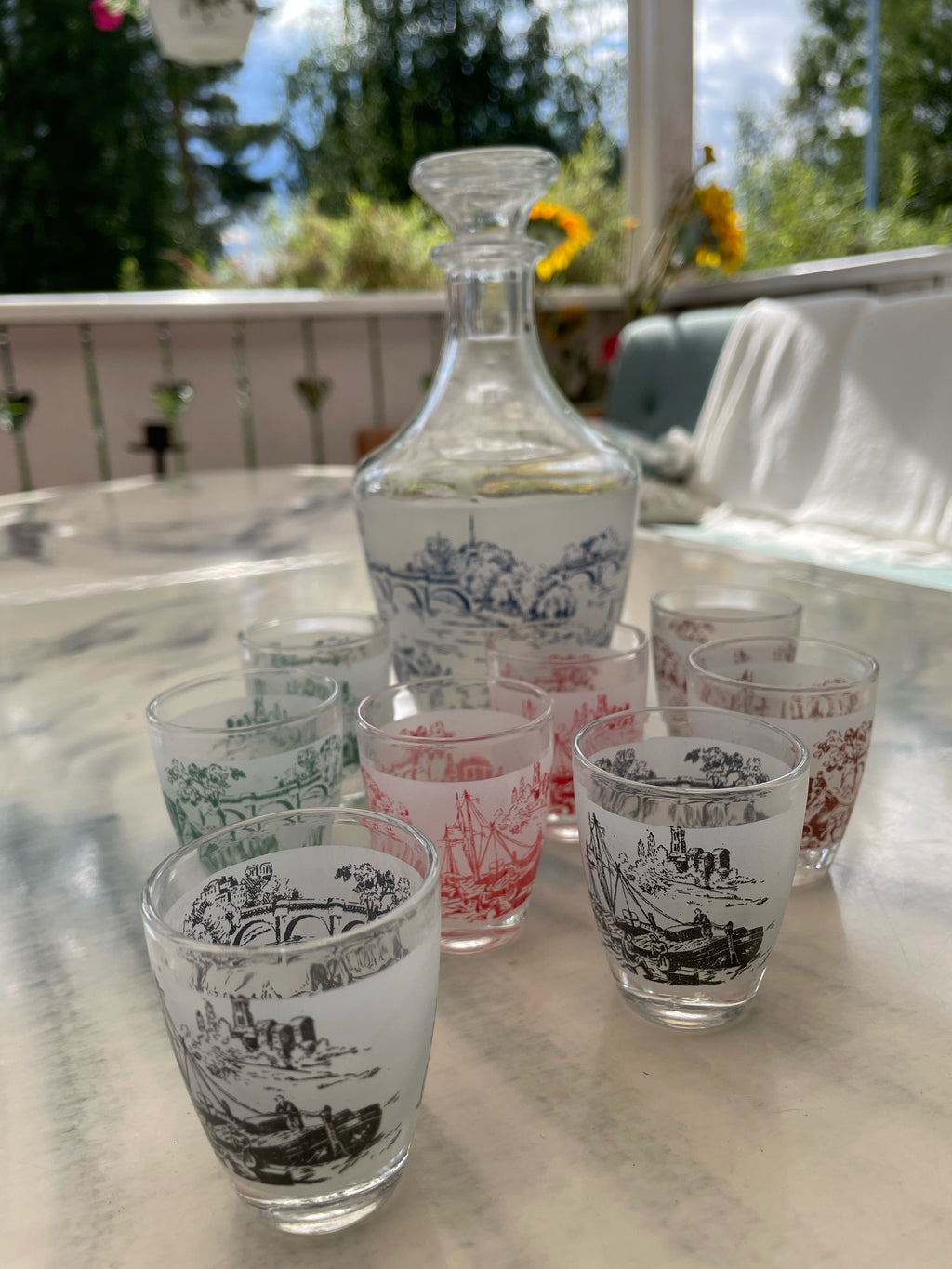 Åtta st vintage nubbe glas med karaff 1960 tal i nyskick.