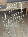 Vintage tidningsställ ” String” 1950 tal, design Nisse Strinning i pulverlackerad metalltråd.