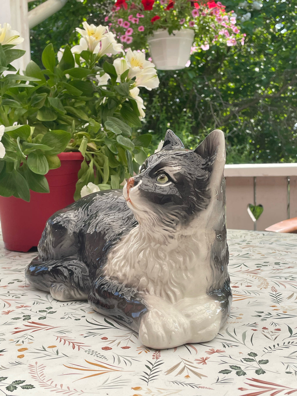 Vacker vintage kattstaty i porslin i naturlig storlek i nyskick.