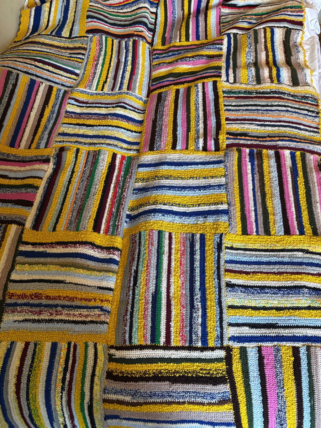Vackert vintage handarbete, 1960/70 tal. Rustik filt / pläd i färgglada färger i nyskick.